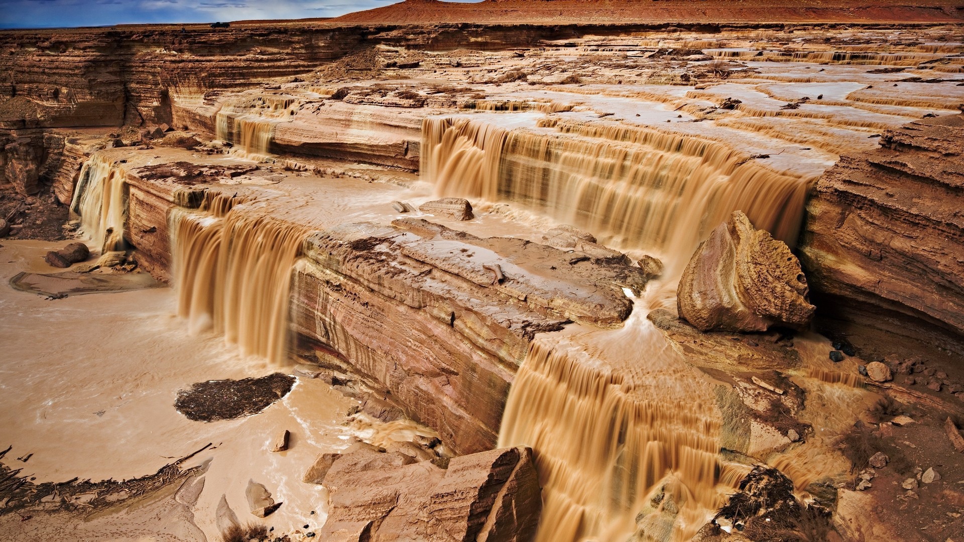 Мутная вода стекает со скал