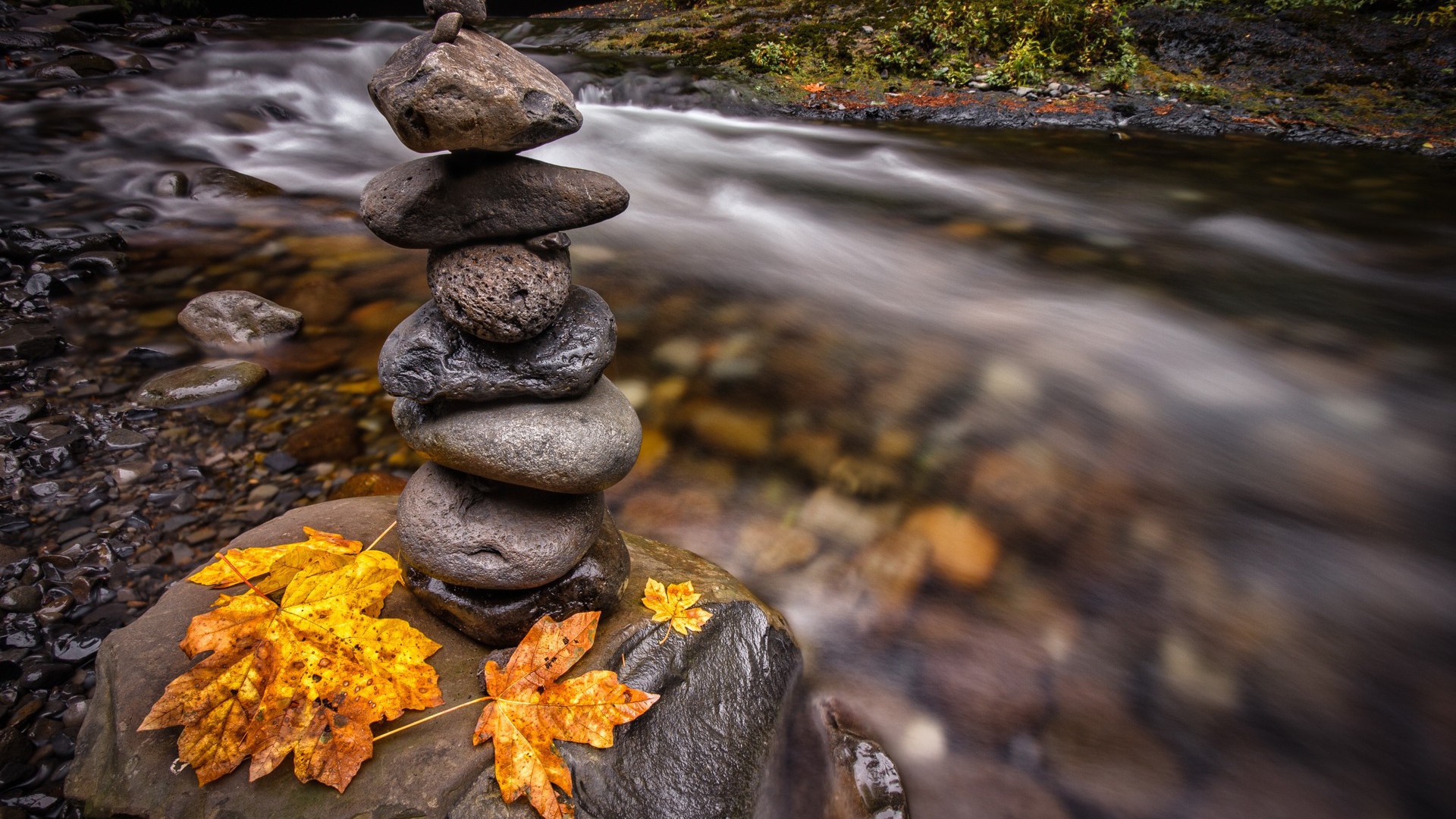 Стопка камней на валуне у ручья