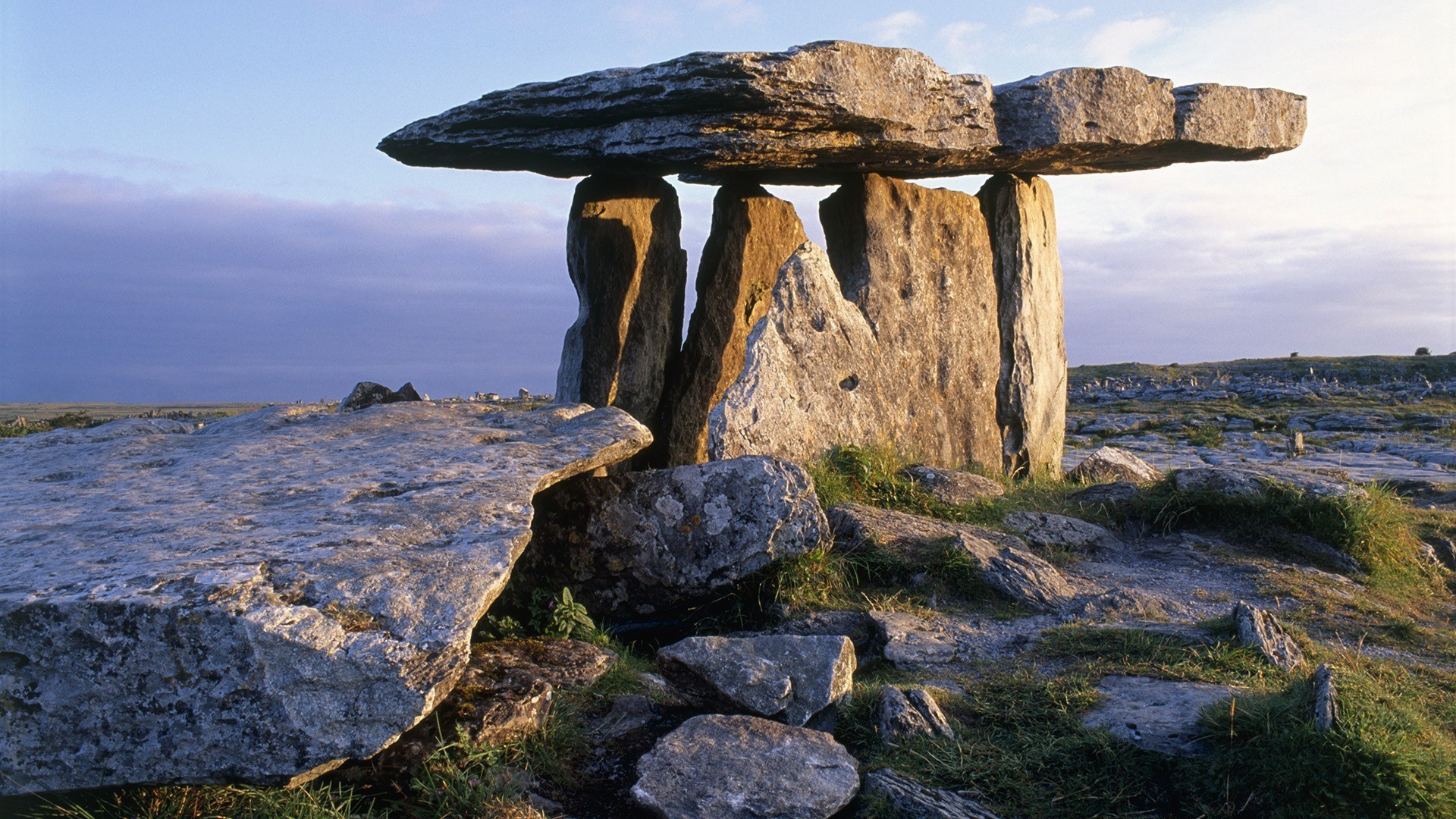 Постройка из больших камней среди равнины