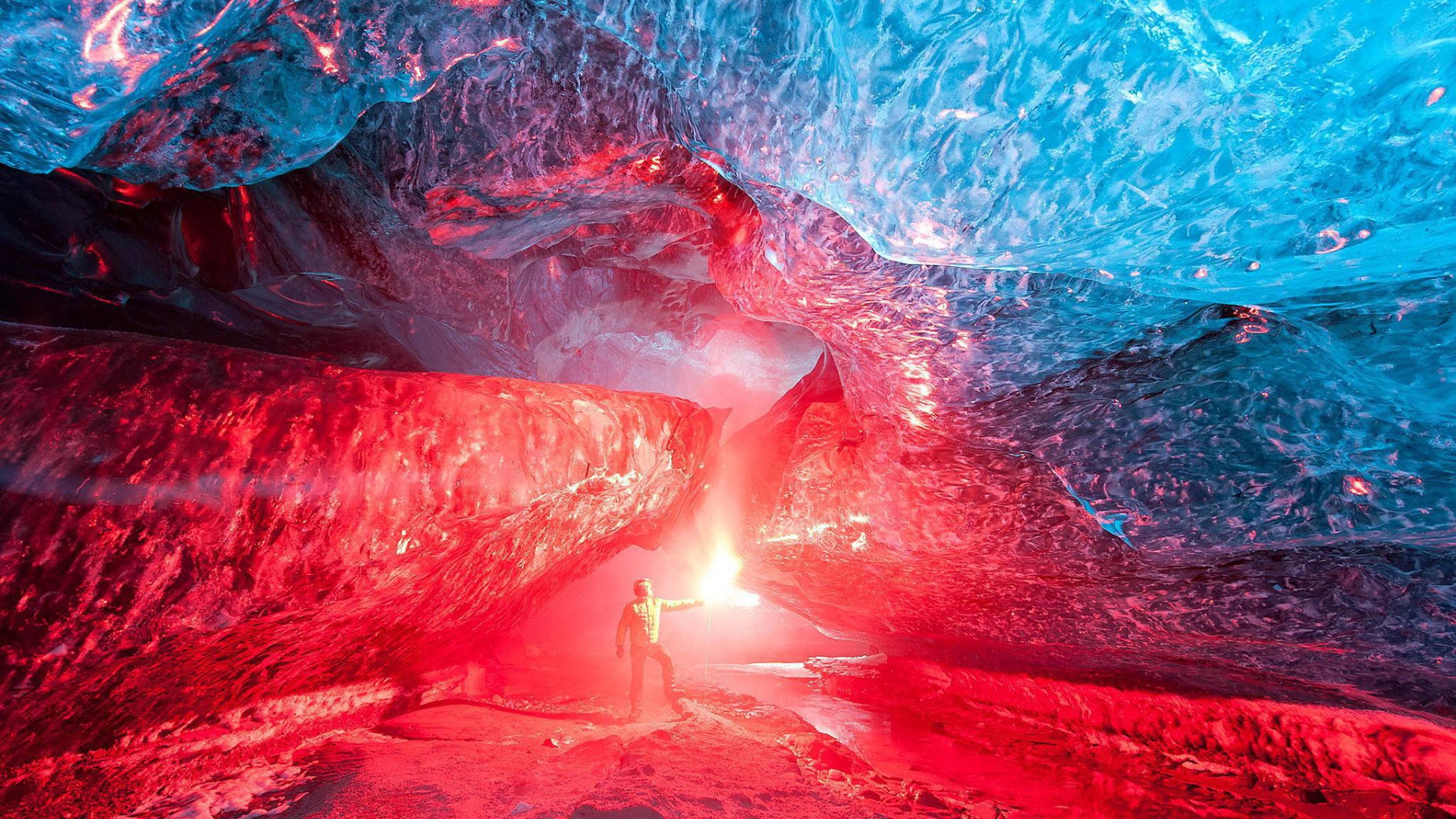 Красный свет в ледяной пещере