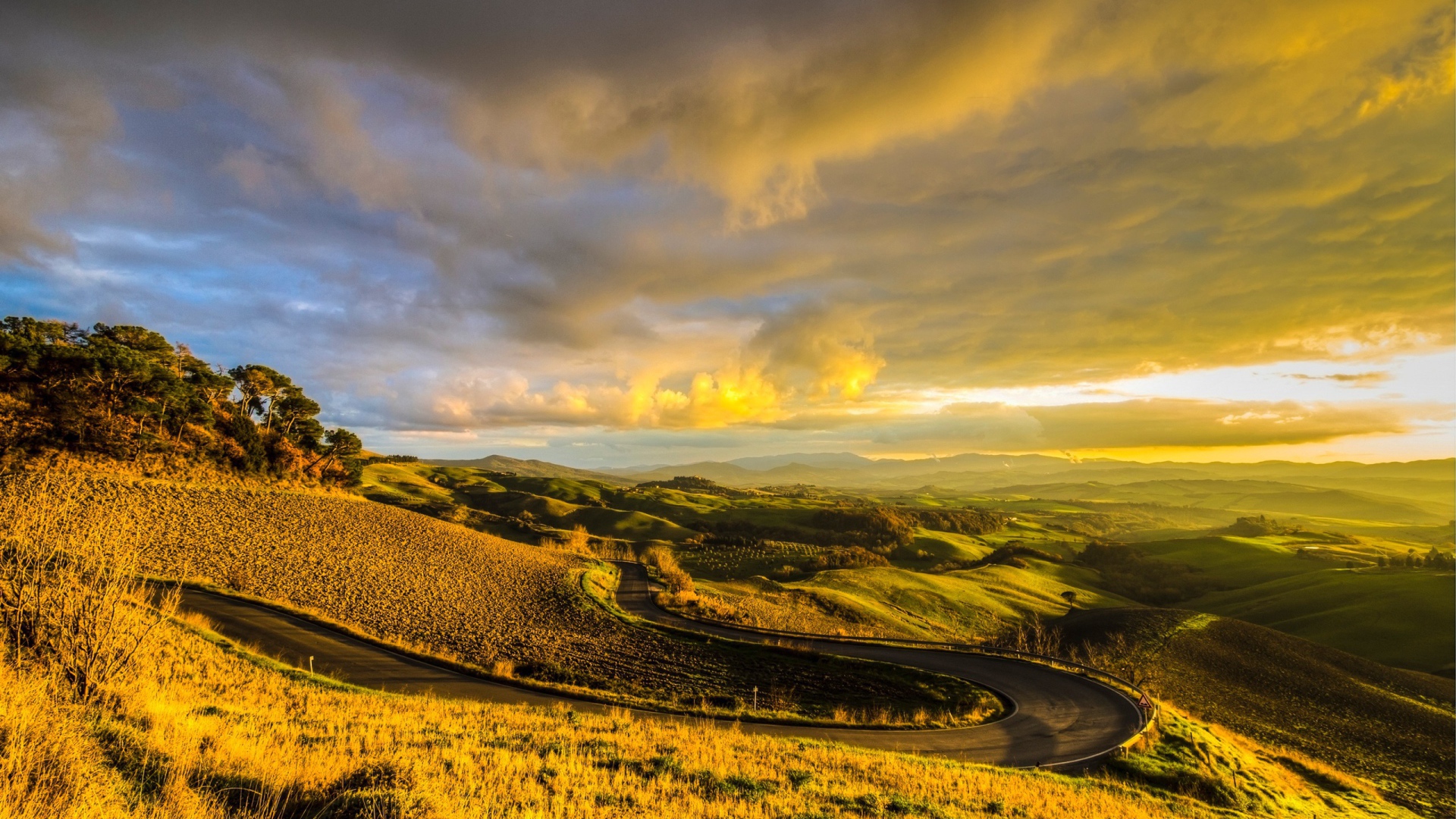 Дорога среди холмов