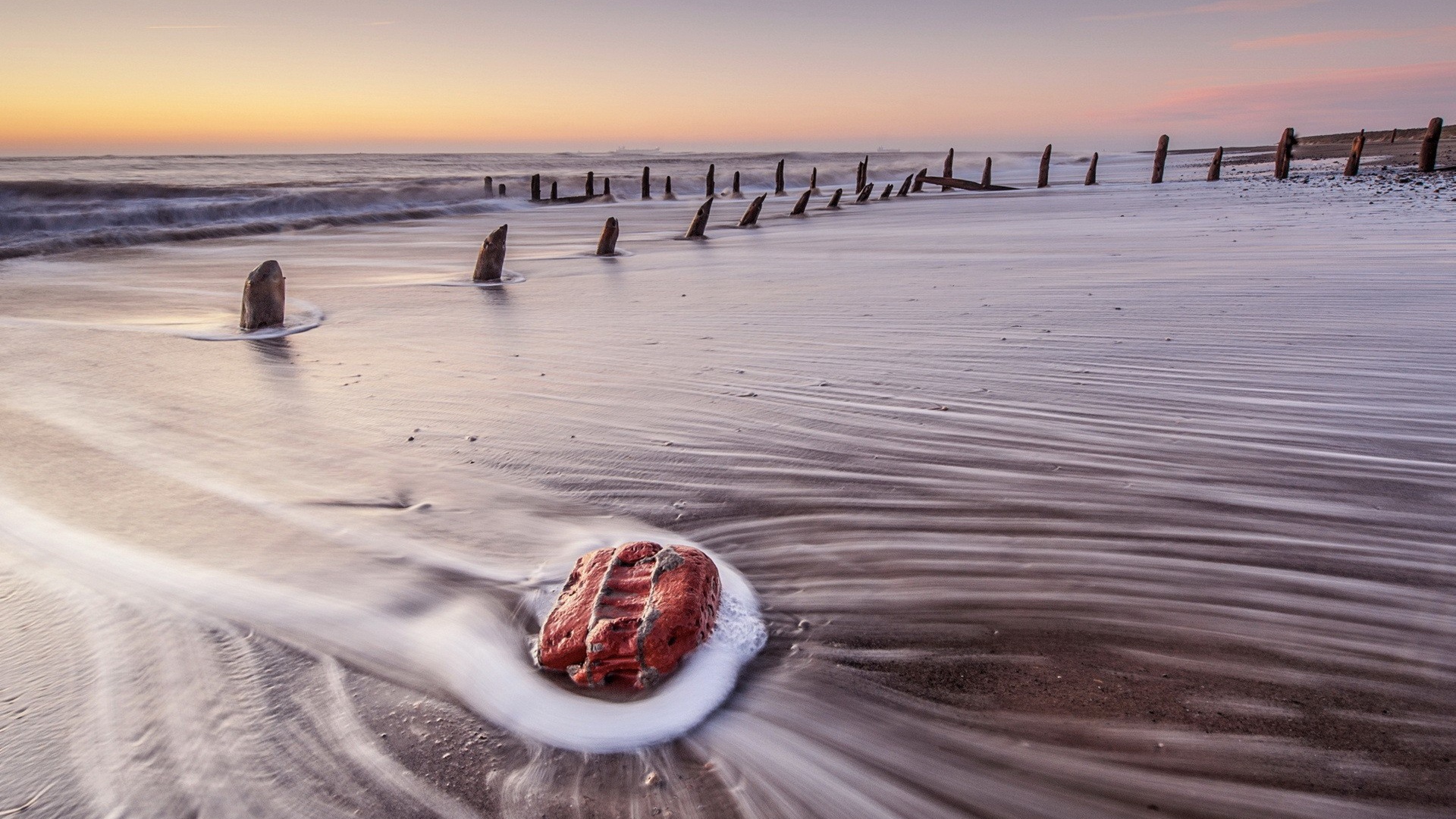 Красный камень на пляже