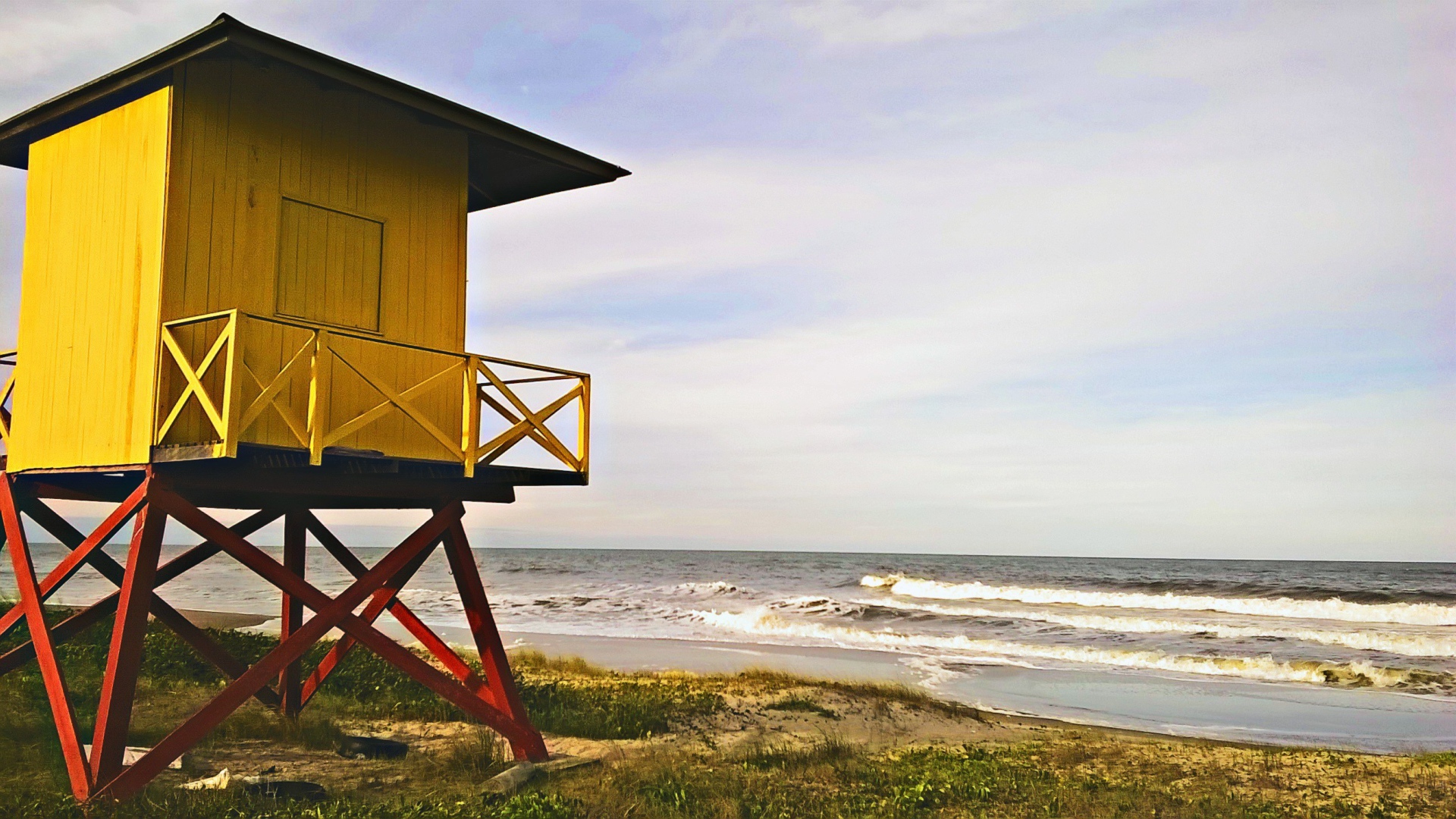 Желтая будка смотрителя пляжа