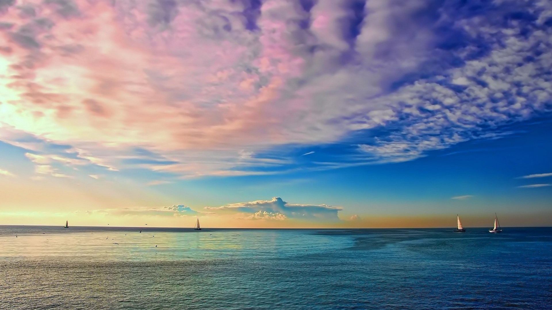 Нежные розовые облака над заливом