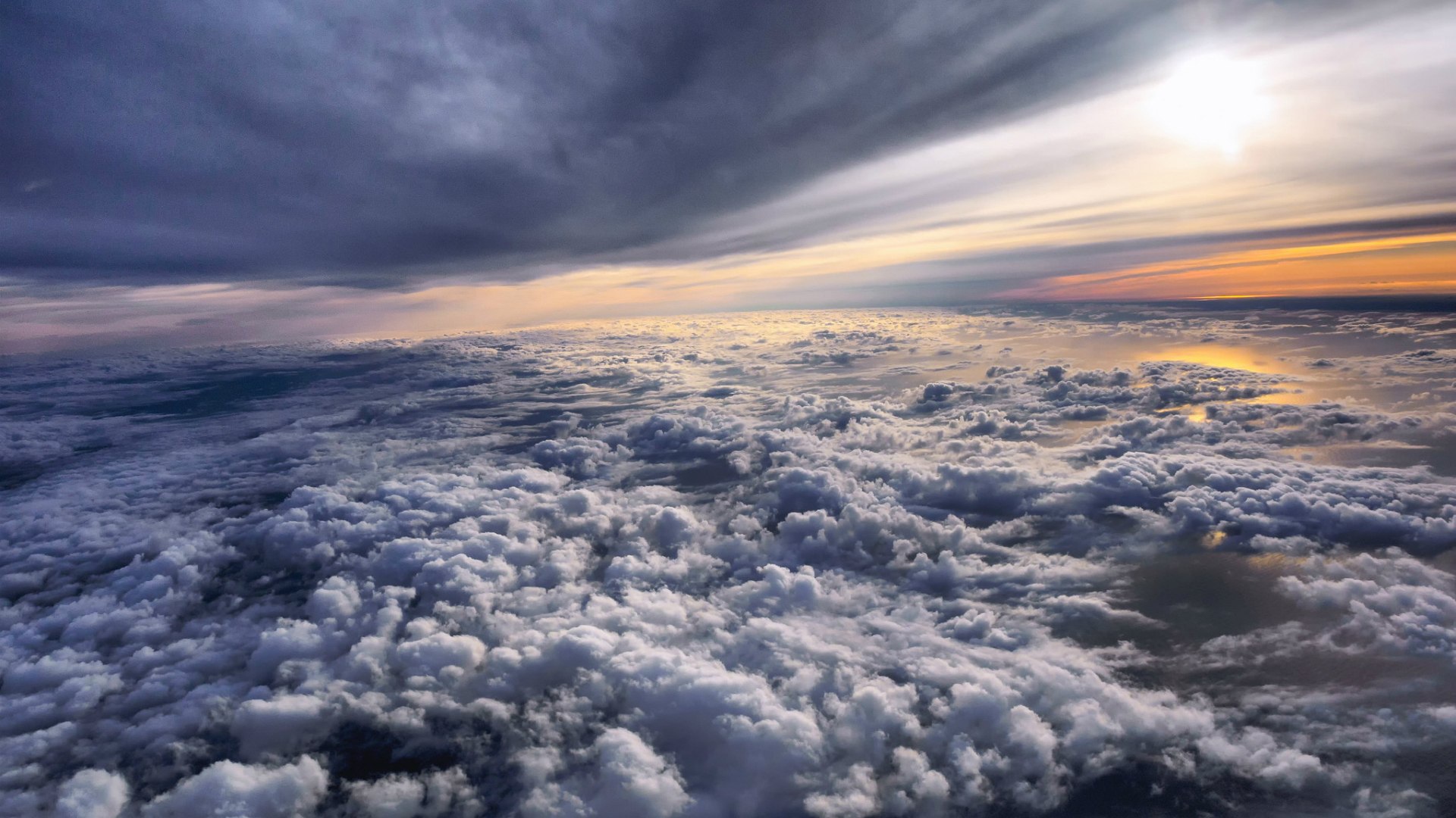 Полет над облаками на закате