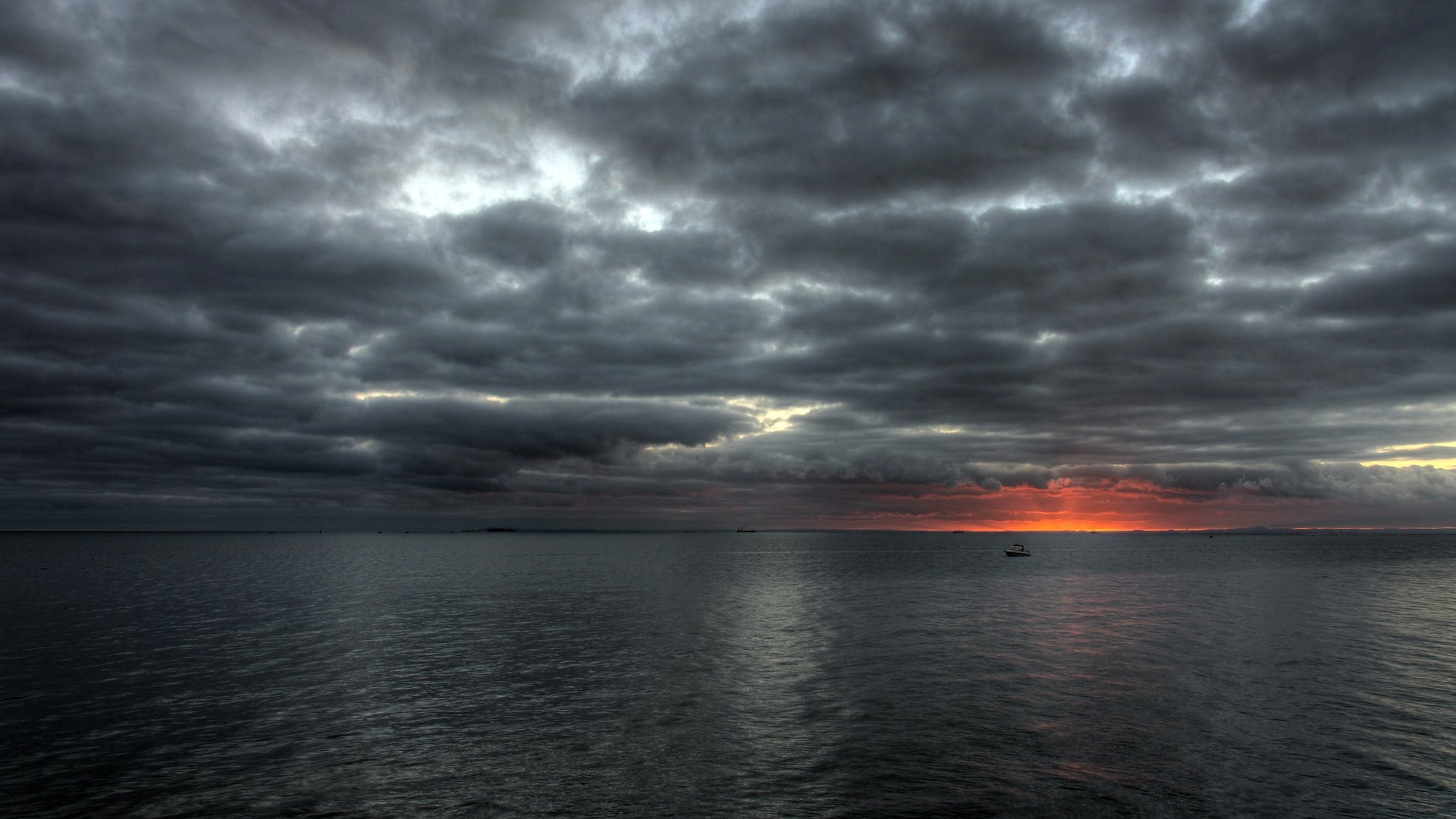 Свинцовые облака над морем