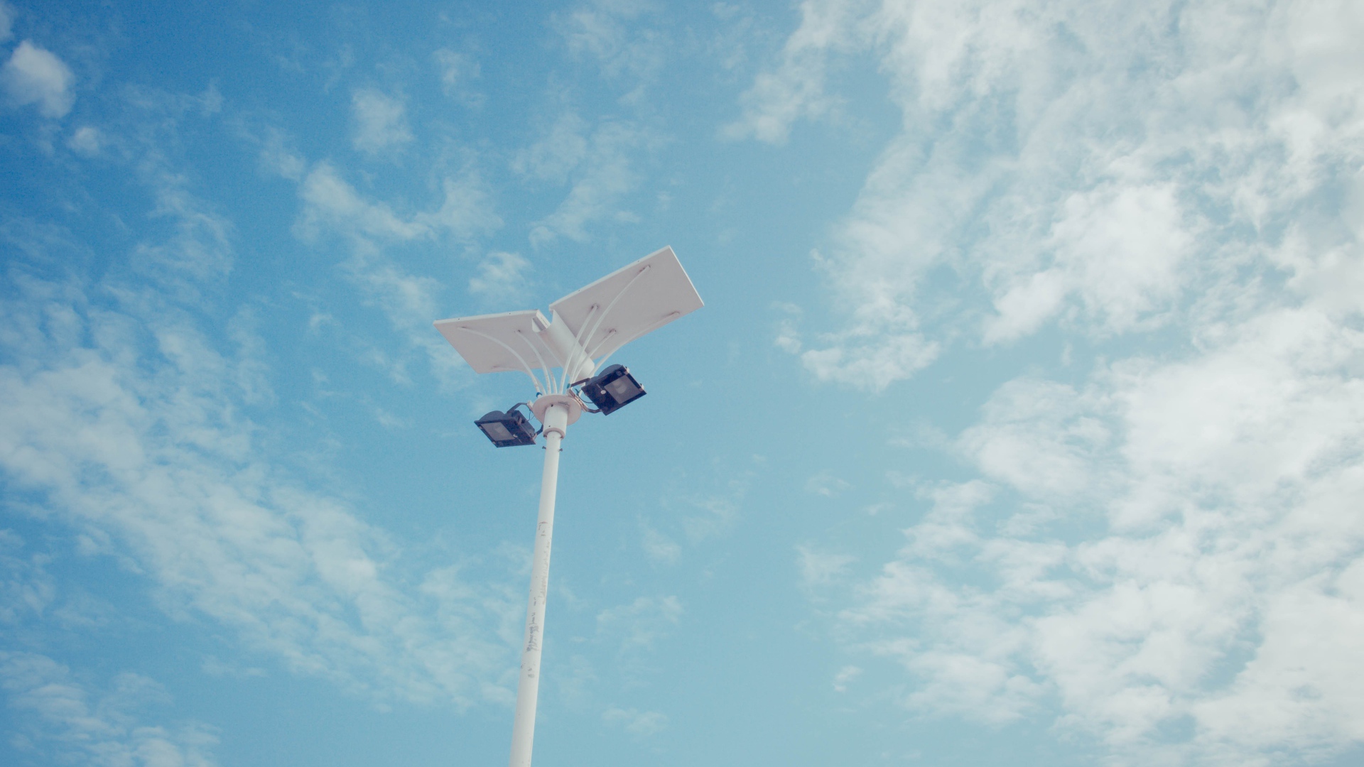 Современный уличный фонарь на фоне неба