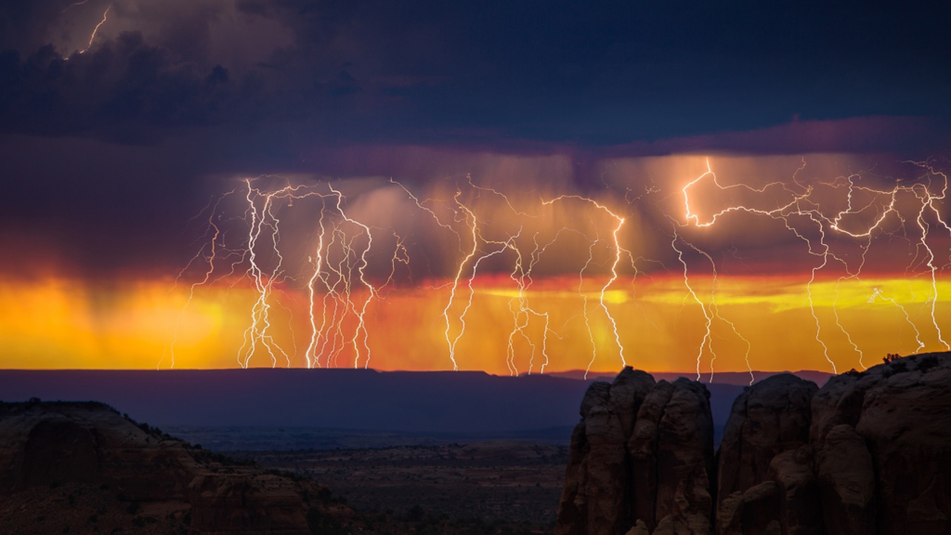 Гроза и молнии после заката