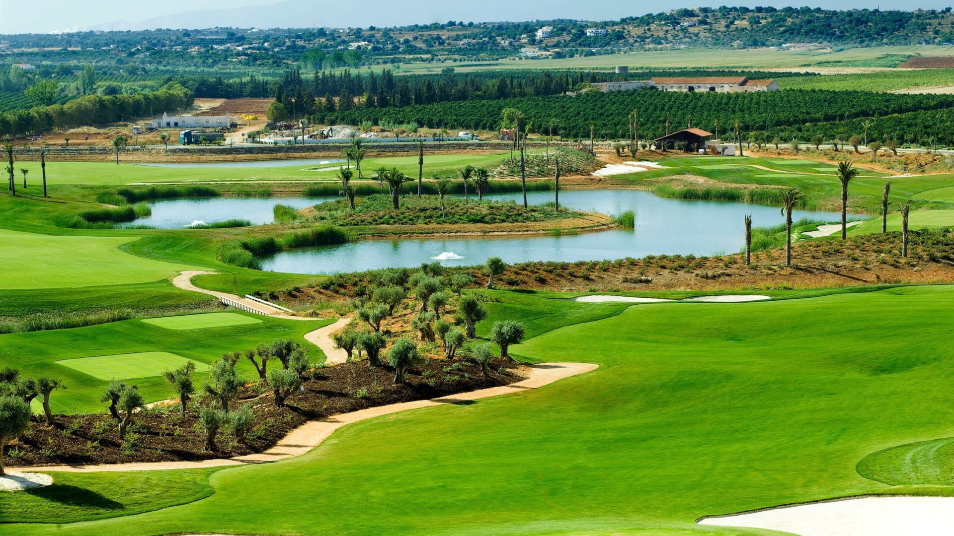 Роскошное поле в загородном гольф клубе