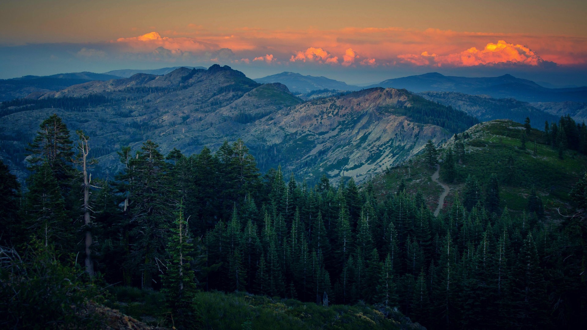 Огненно красные облака на закате в горах