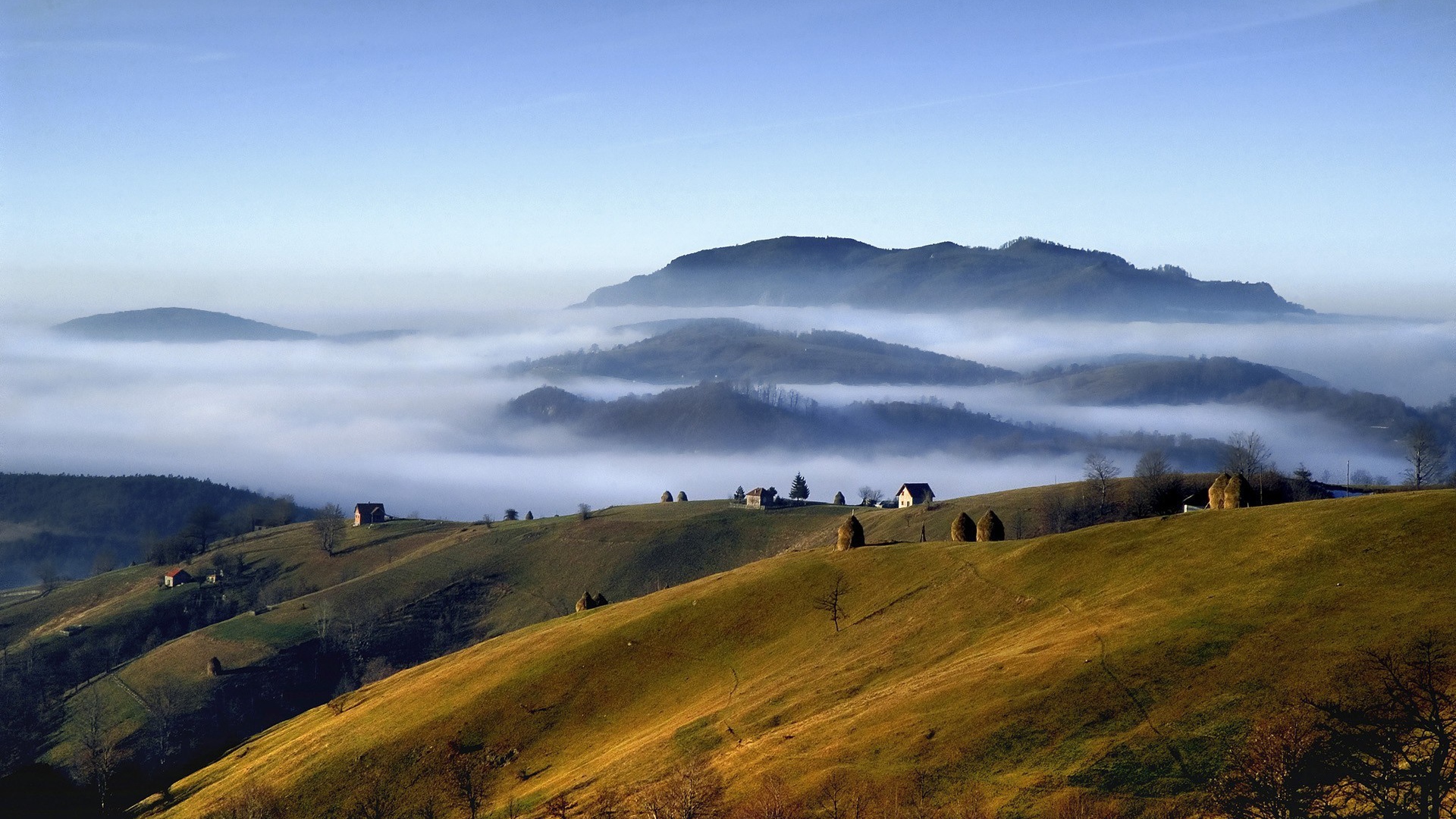 Горная деревушка на фоне гор и тумана