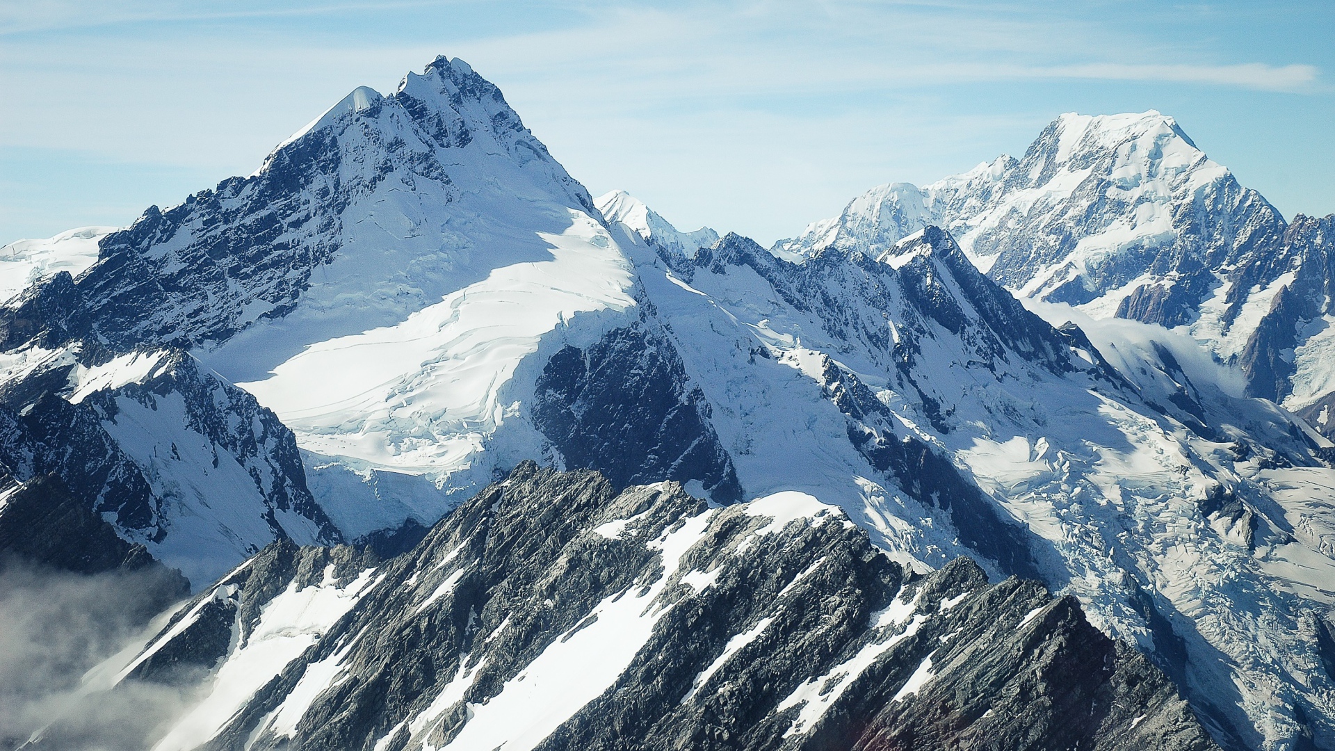 Заснеженные вершины гор