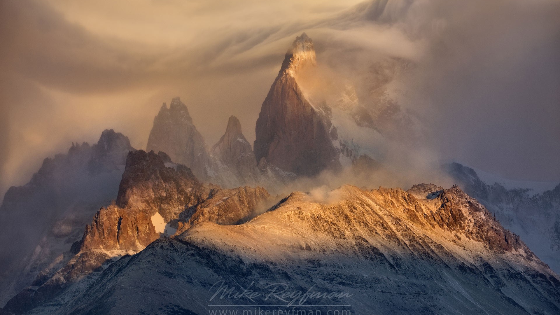 Вершина горы в оранжевой дымке