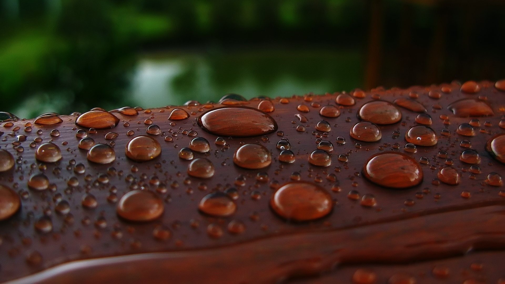Капли влаги на коричневой поверхности