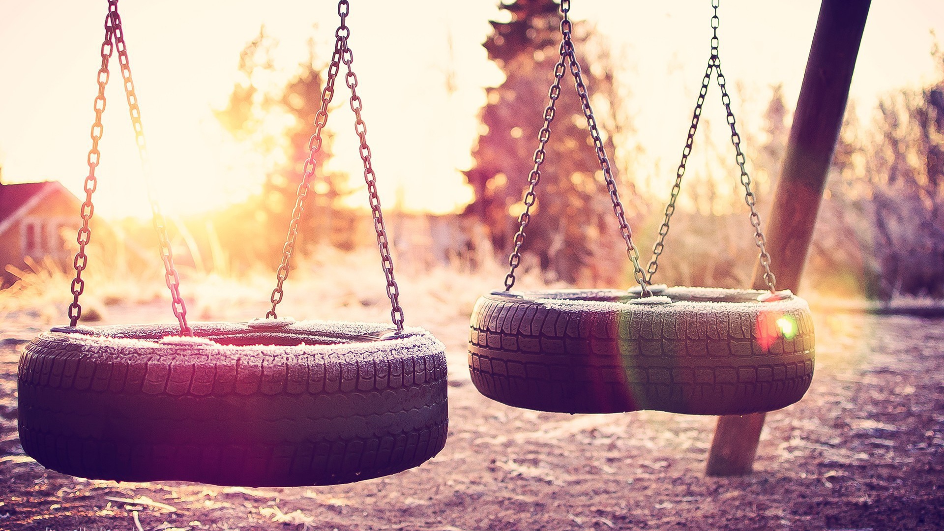 Иней на качелях из шин