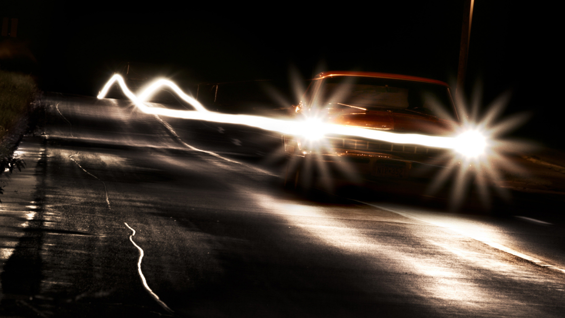 Автомобиль на ночной дороге