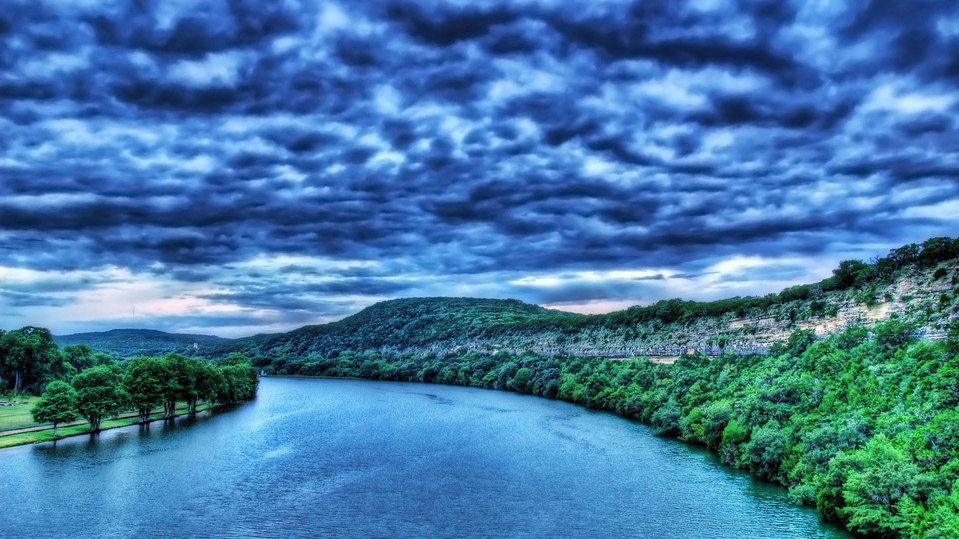 Темно синие облака над рекой