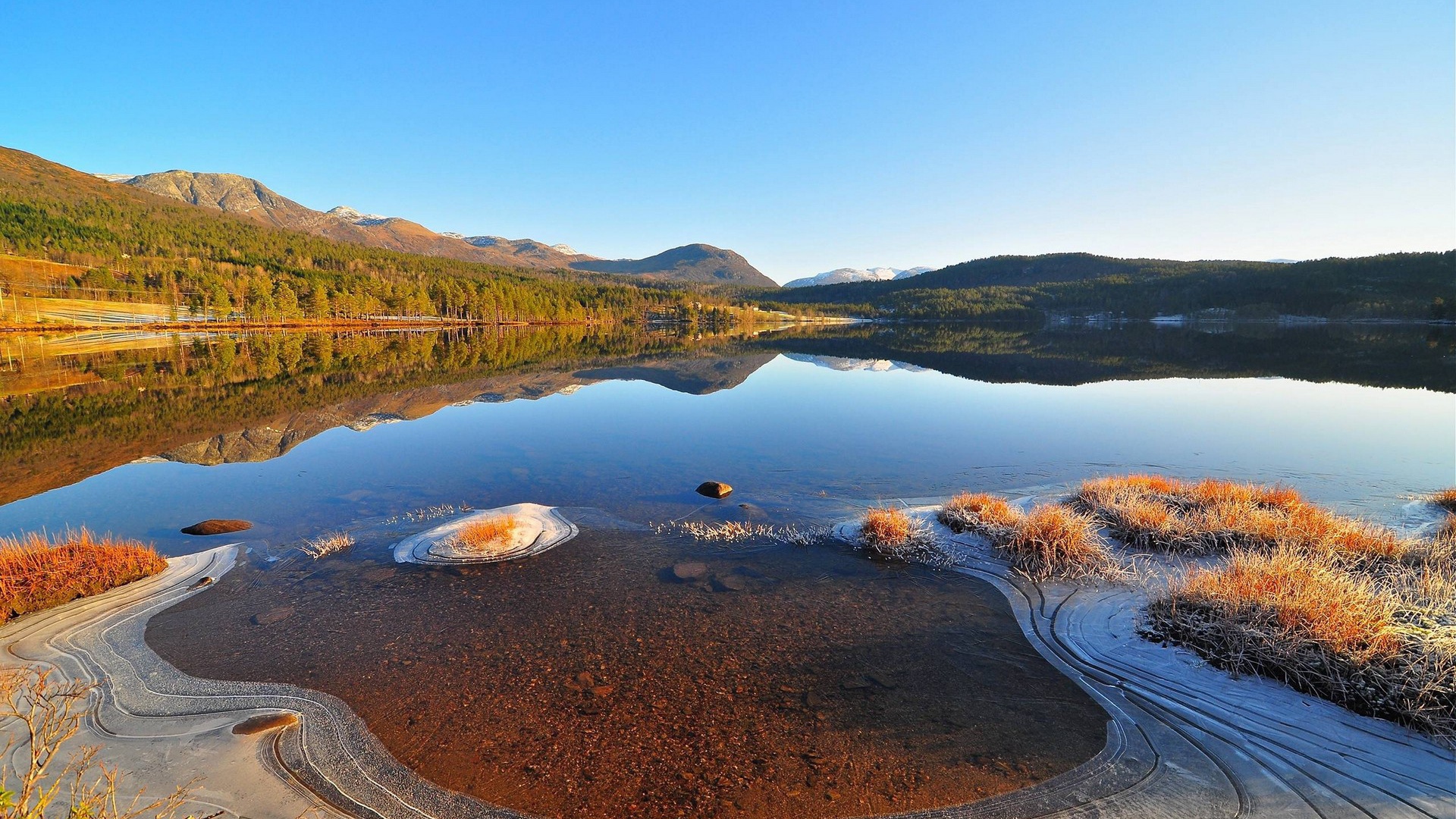 Первый лед на горном озере