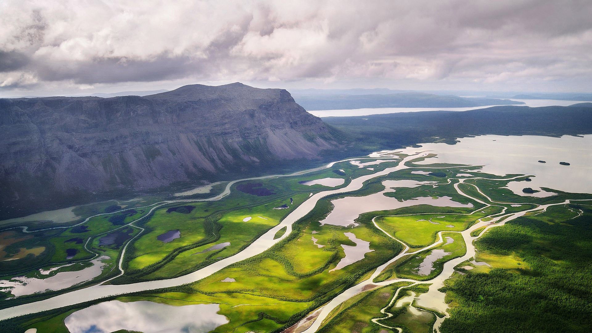 Дельта реки среди гор