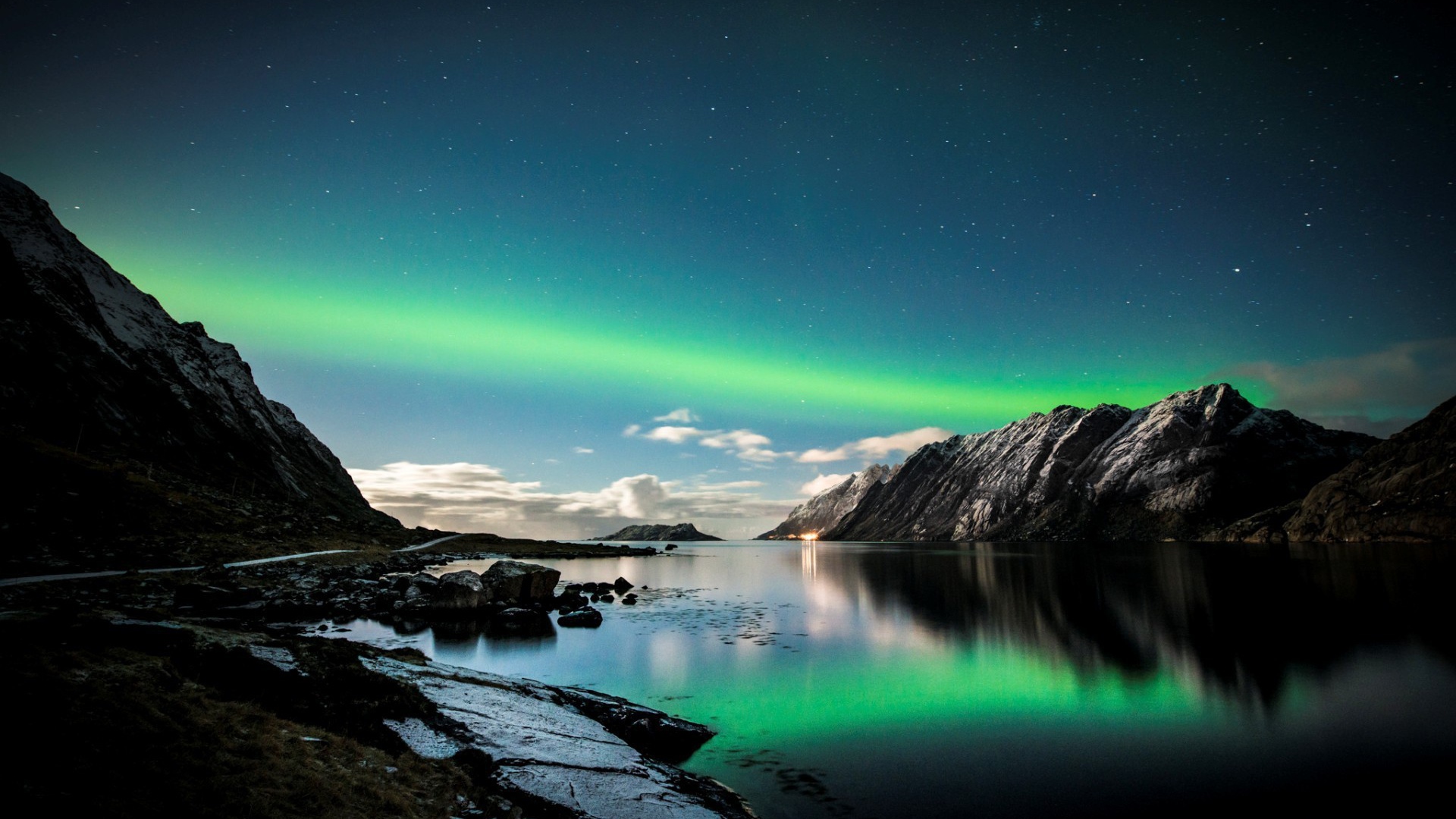 Зеленое северное сияние над озером