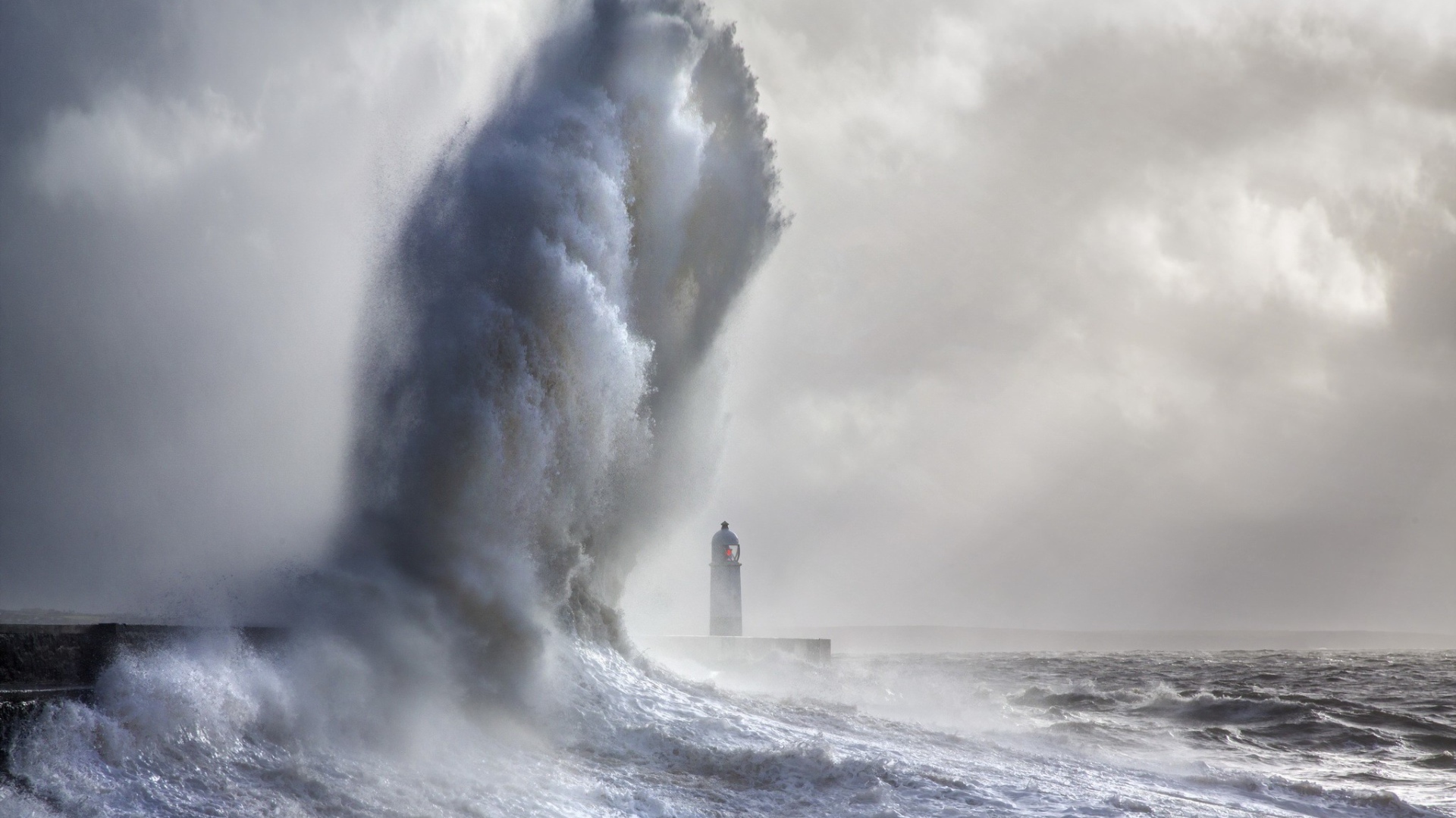 A huge wave of the lighthouse