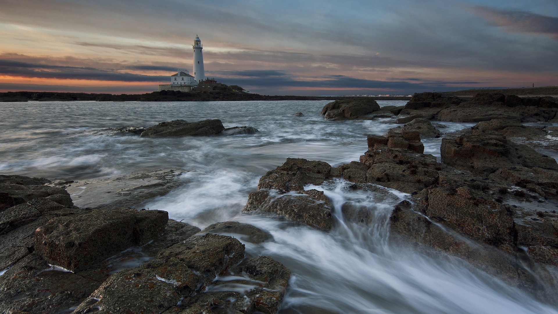 Неспокойное море на фоне маяка