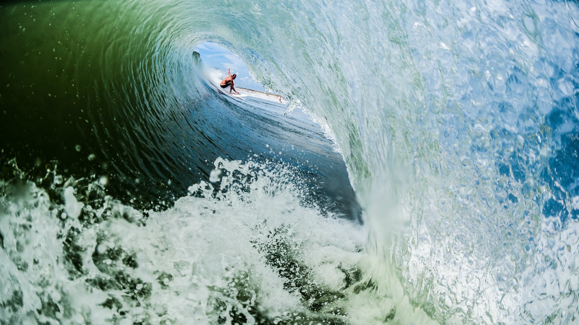 Серфер внутри пенистой волны