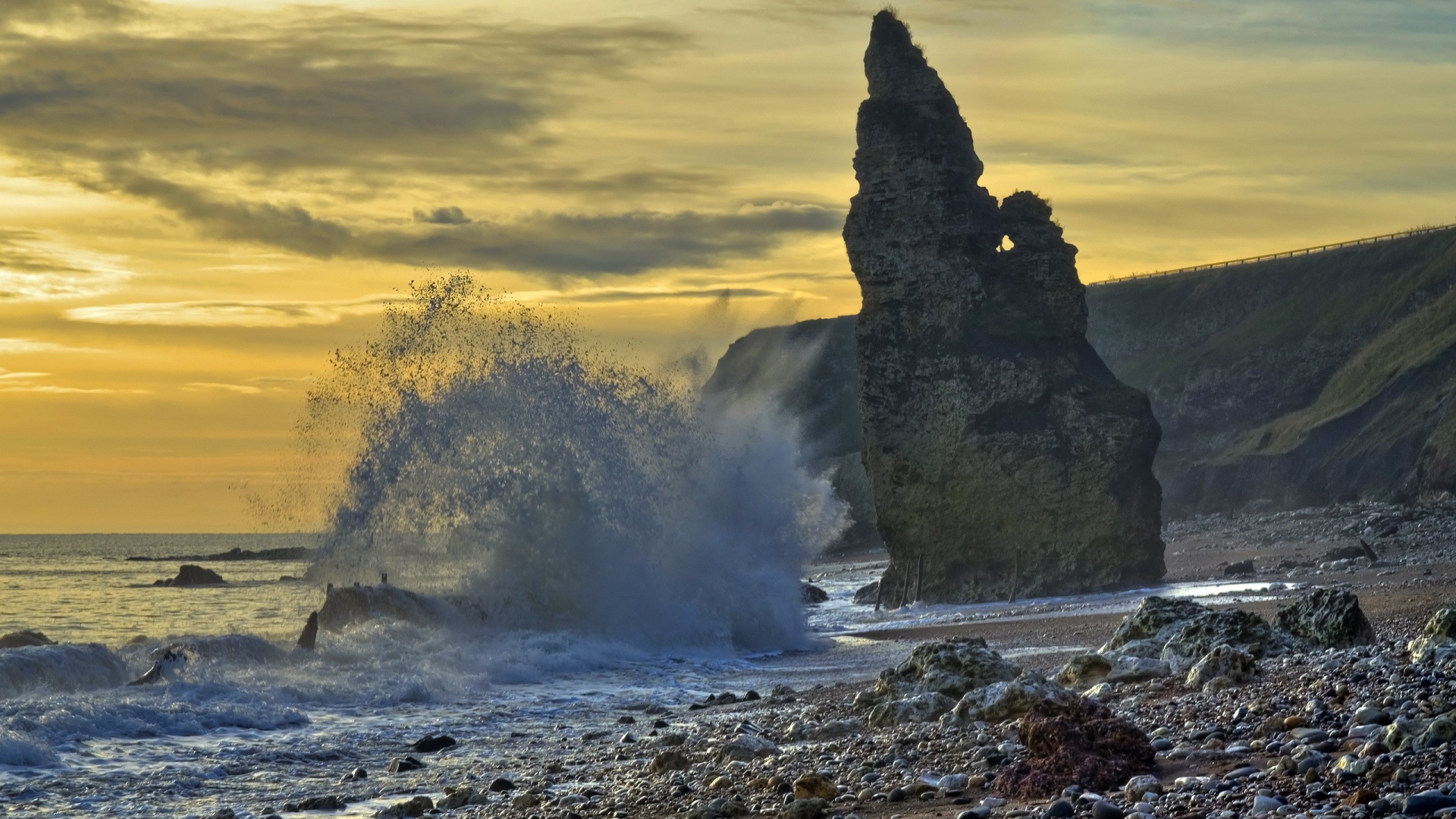 Волна у прибрежной скалы