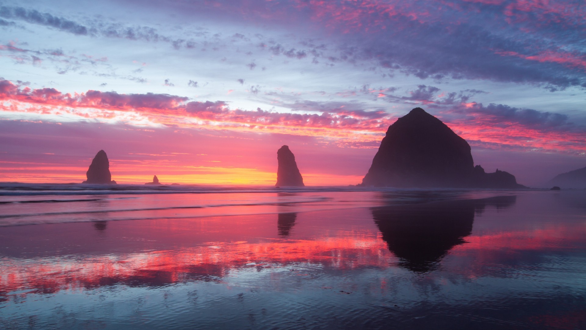 Скалы у берега на фоне заката