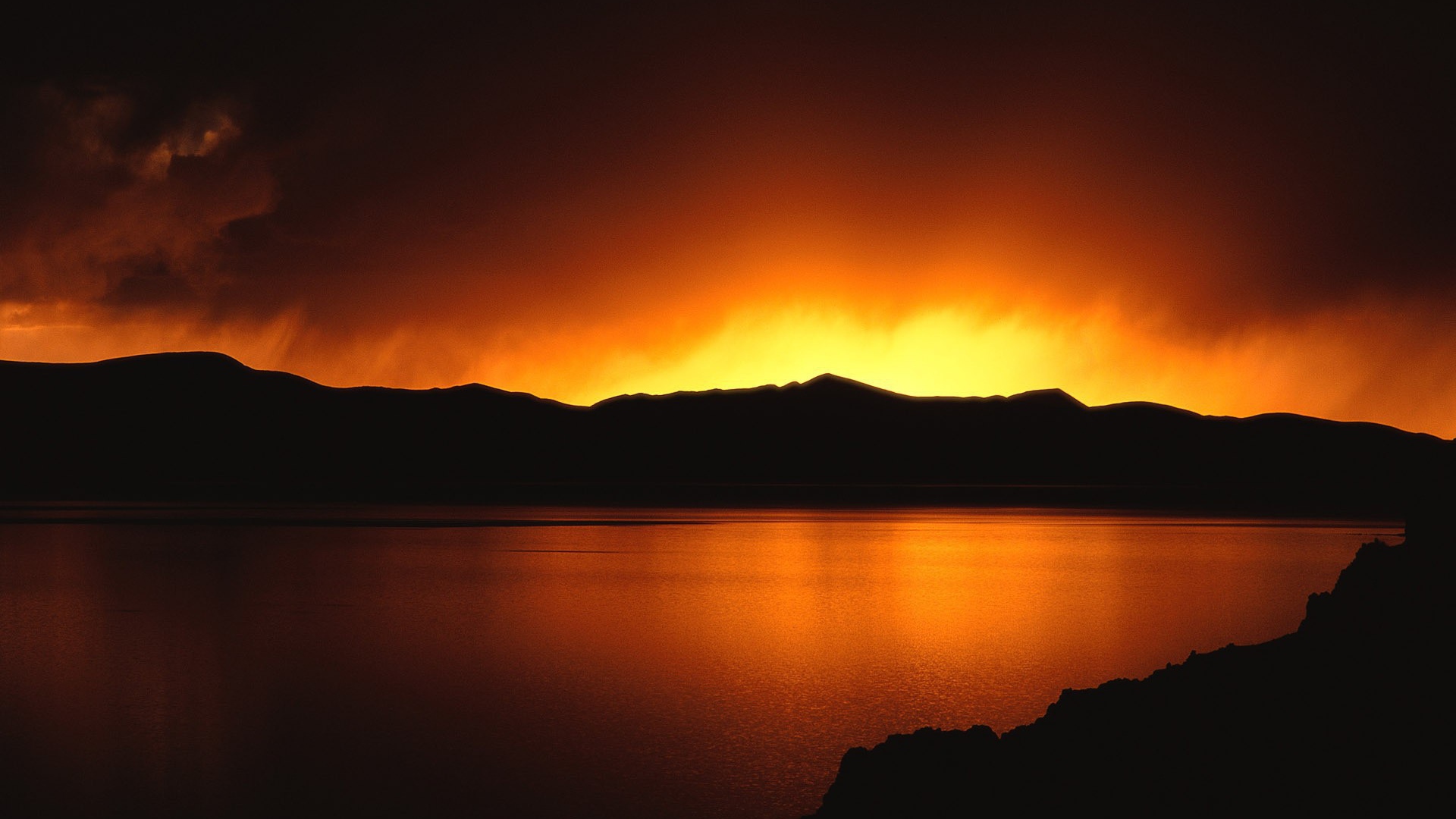 Небо пылает за кромкой гор