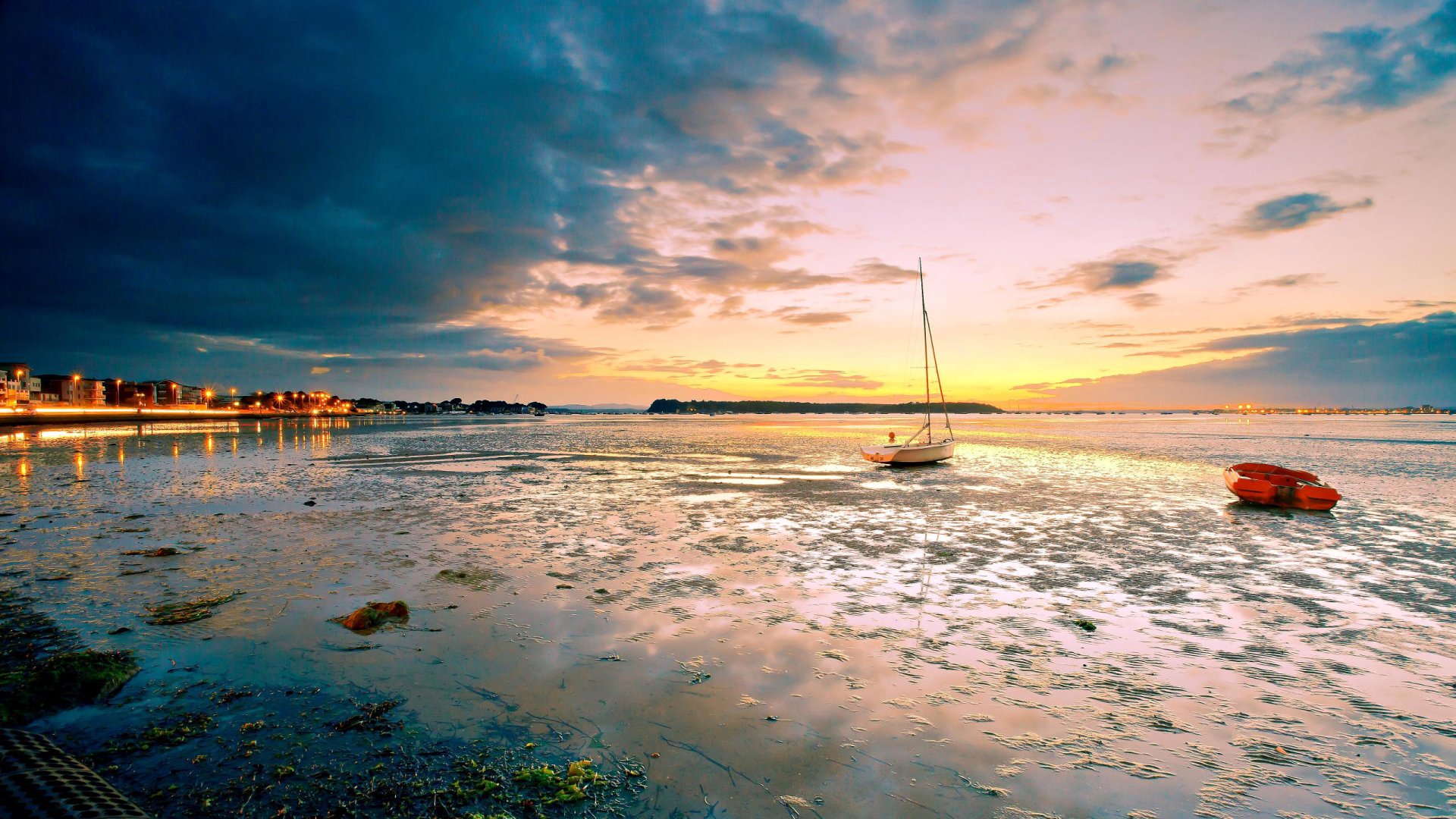 Закат на пляже с лодкой