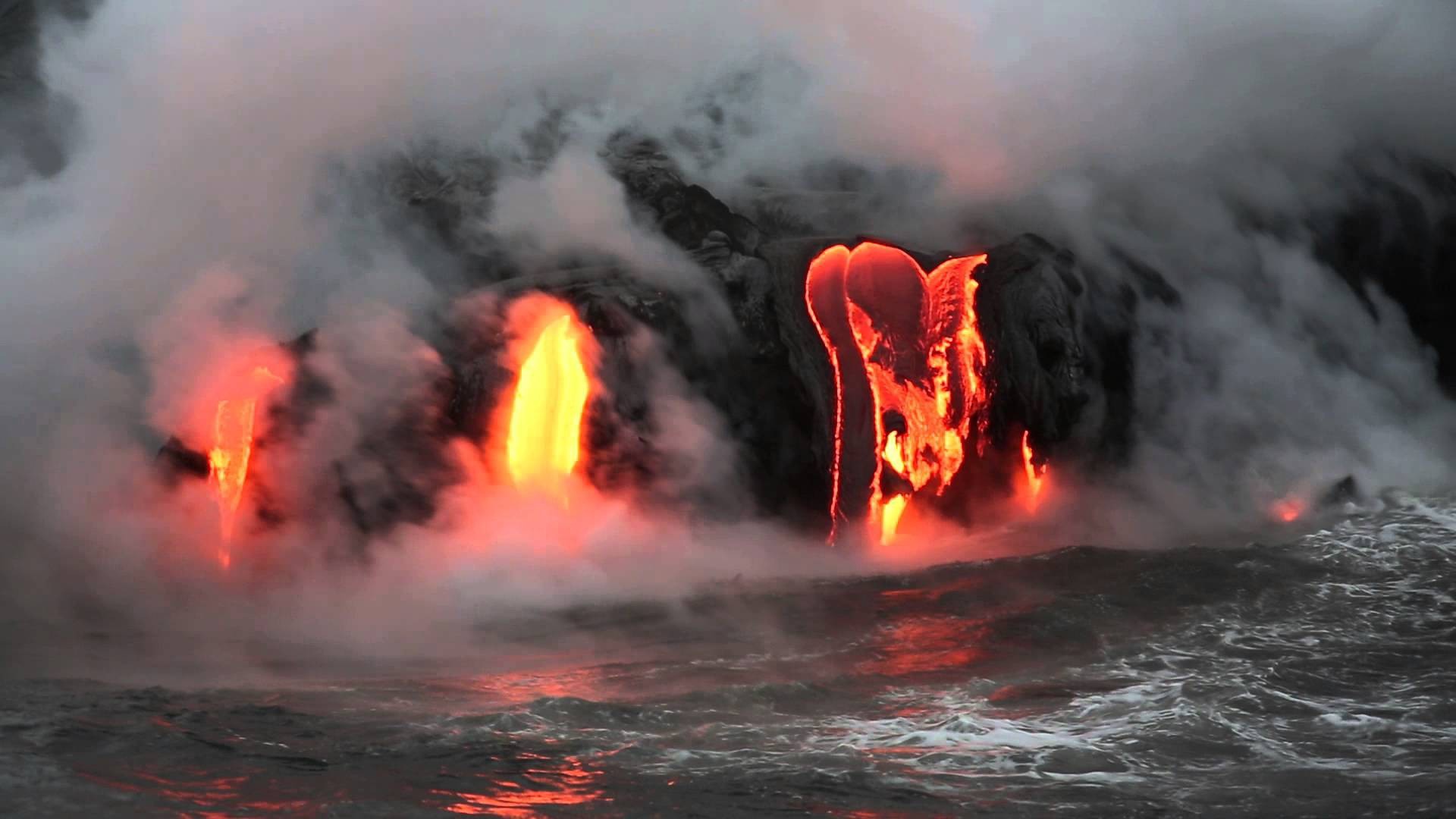 Извержение лавы в дыму