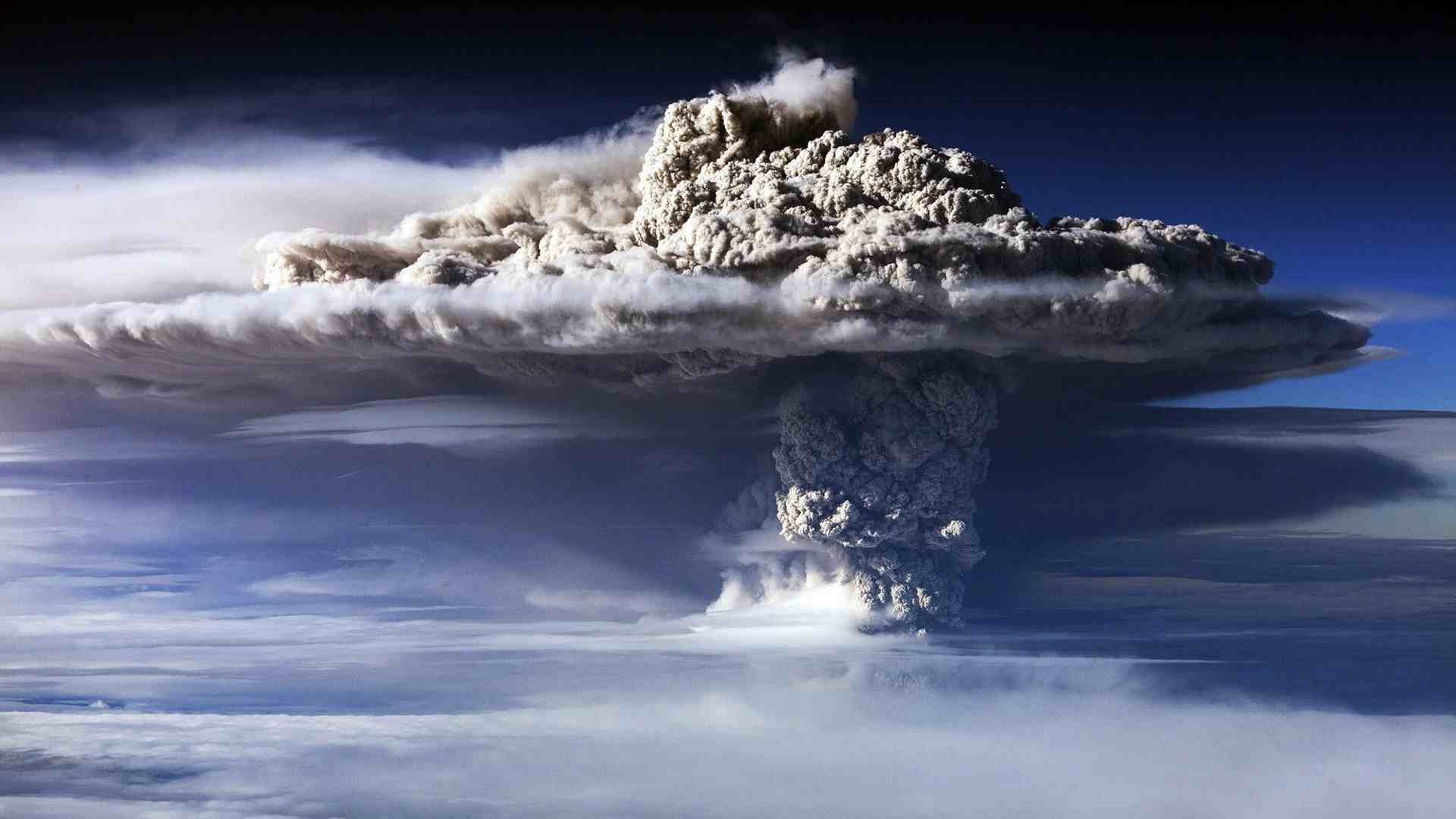 Облако вулканического пепла в небе 