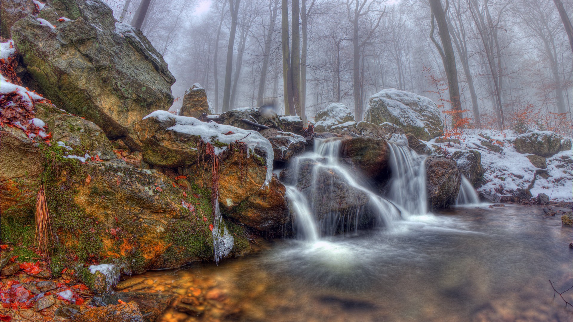 Водопад на фоне туманного леса