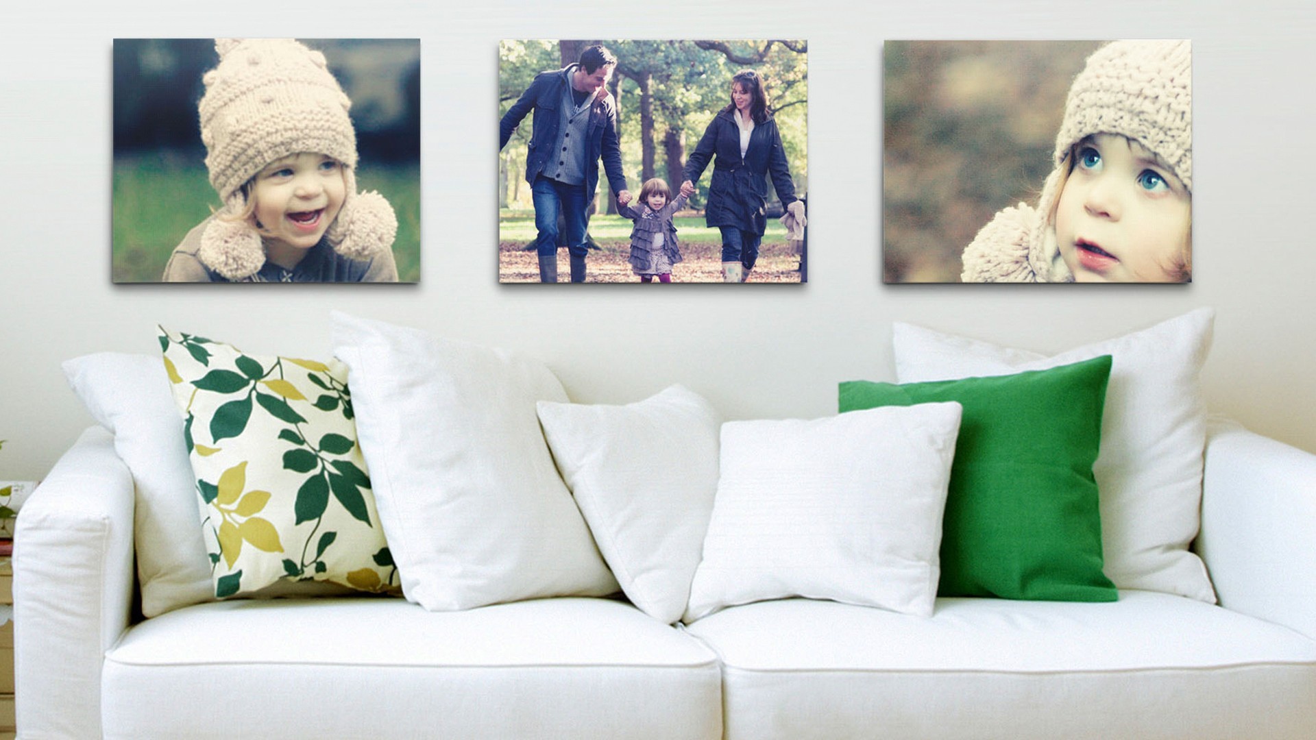 Фото семьи над диваном в гостиной