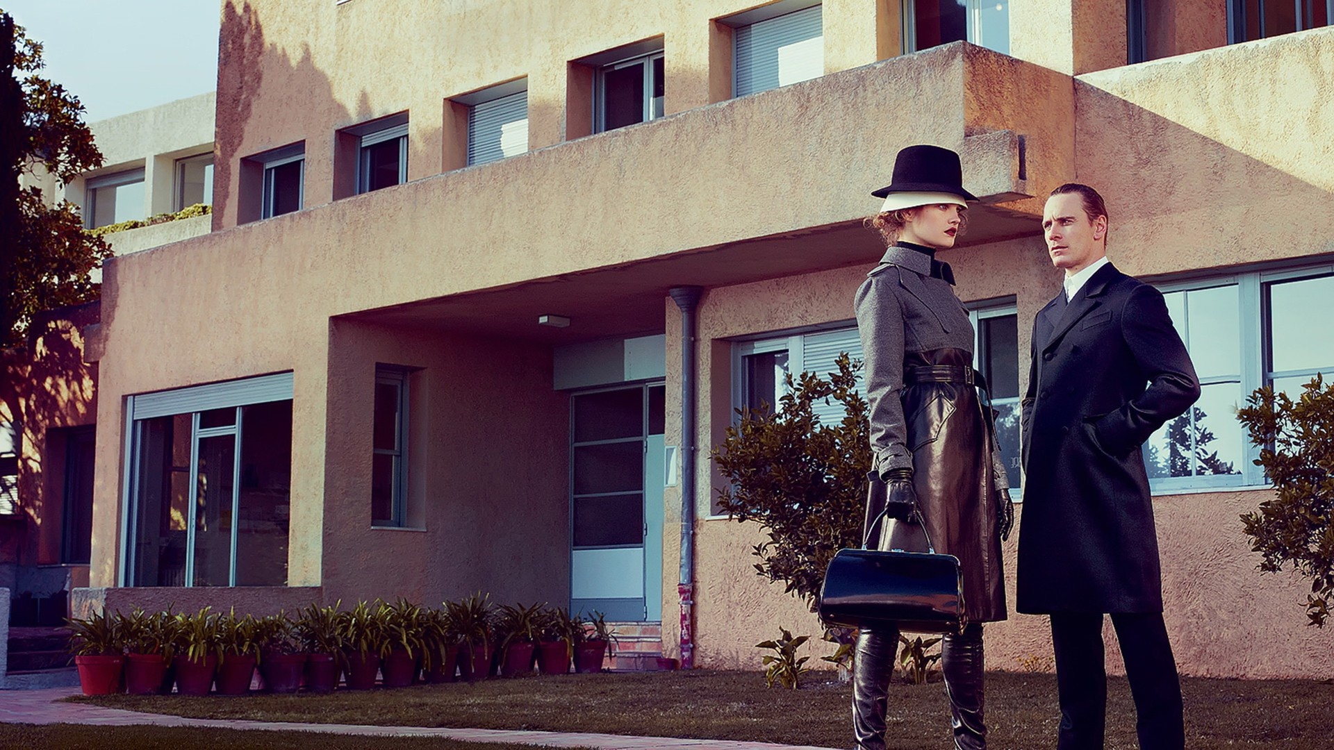 Мужчина и женщина в стиле ретро у дома