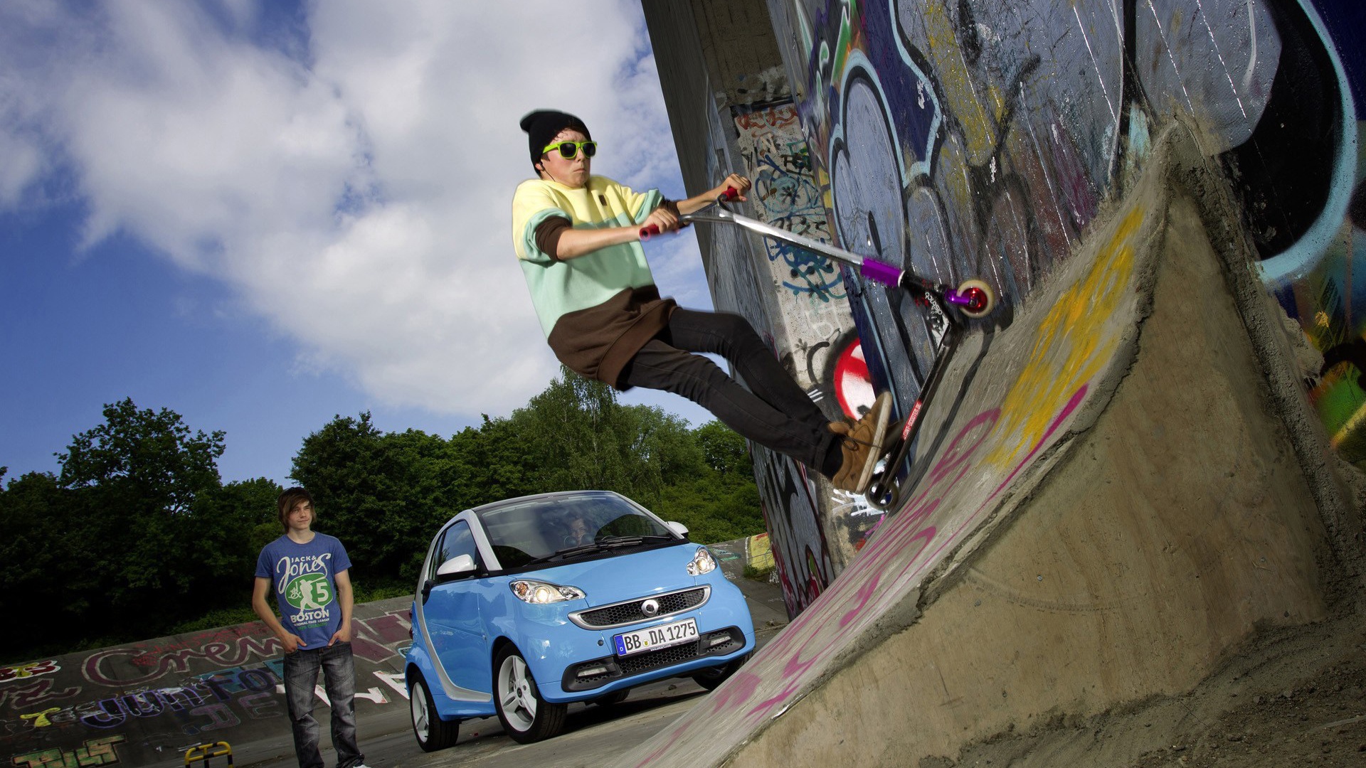 Подросток на самокате