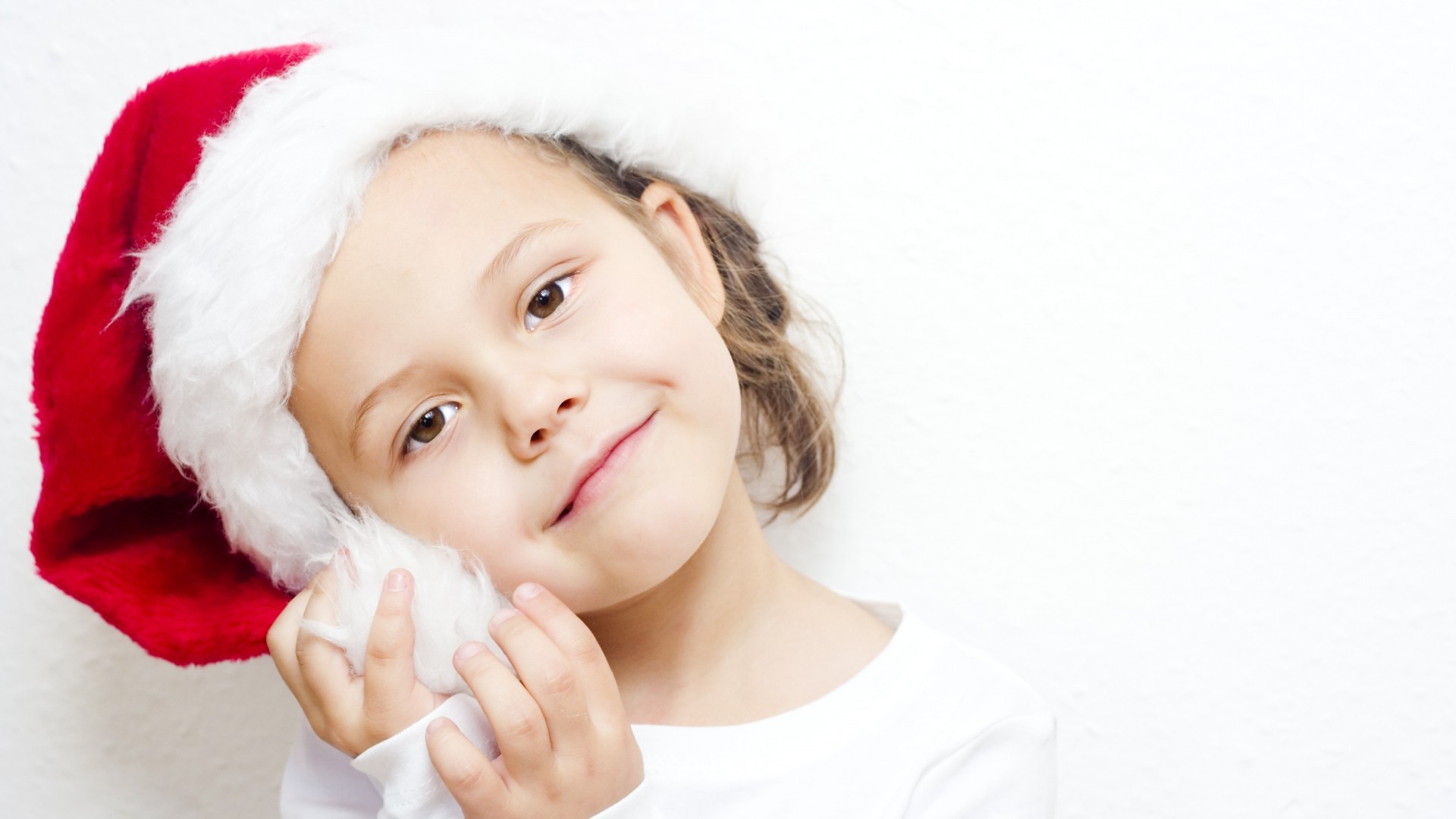 Девочка в шапке Санты