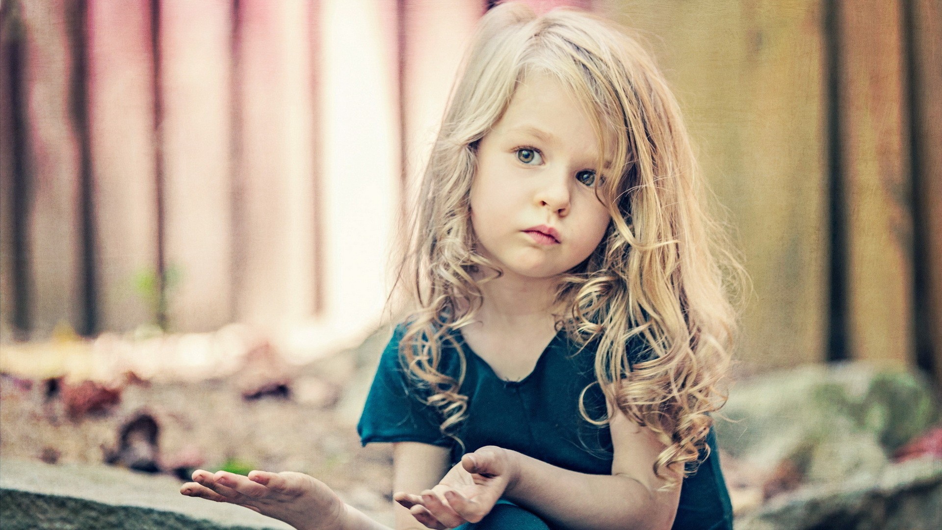 Маленькая белокурая девочка