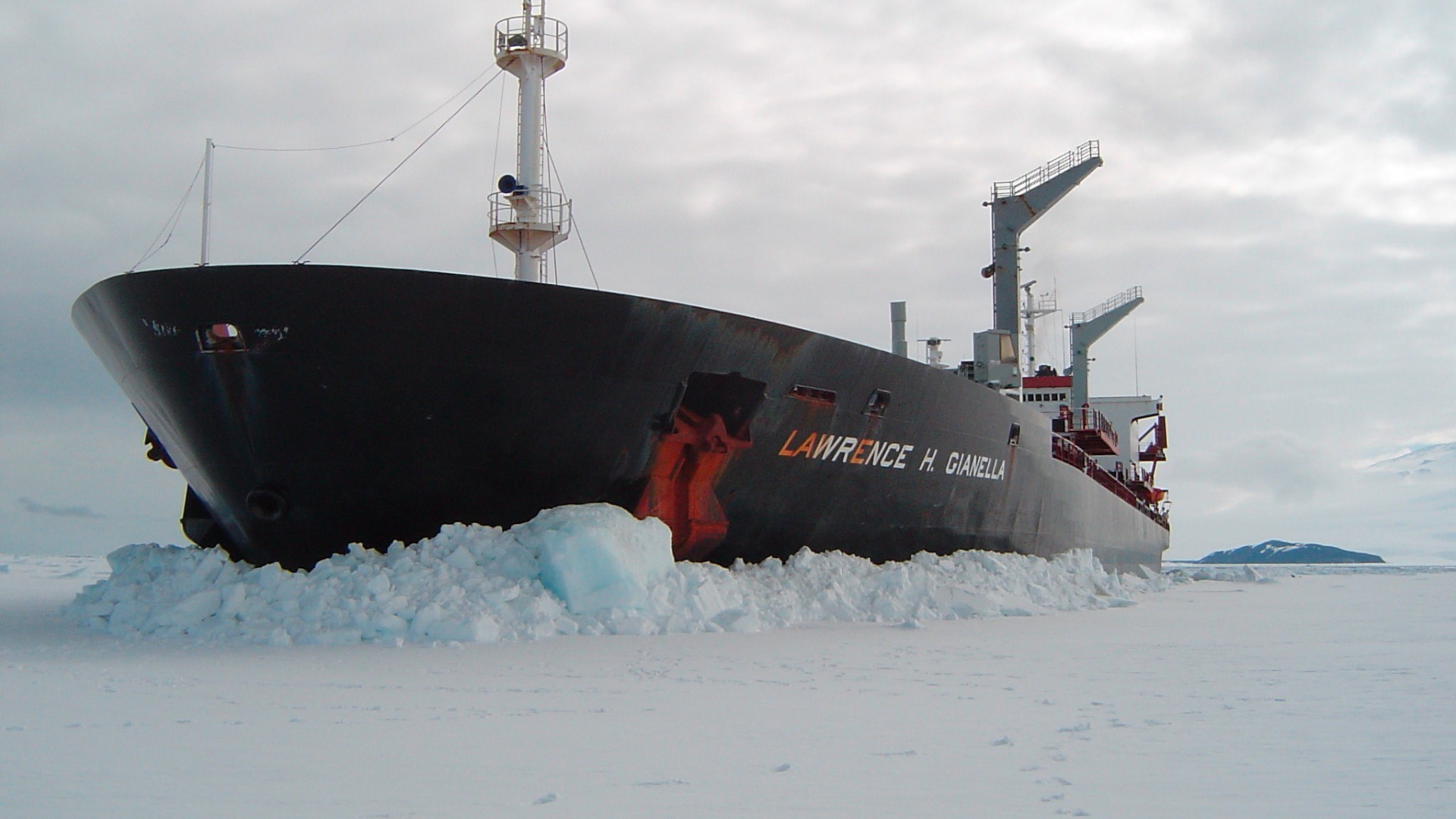 Черный корабль застрял во льдах