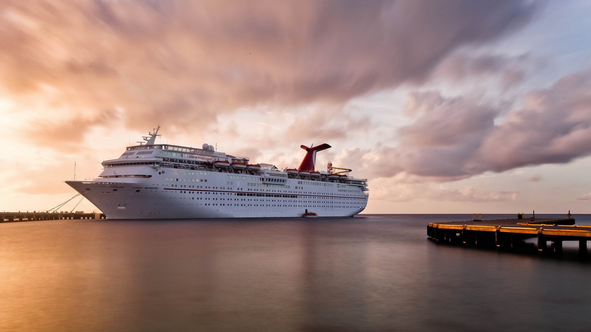 Круизный лайнер на фоне розовых облаков