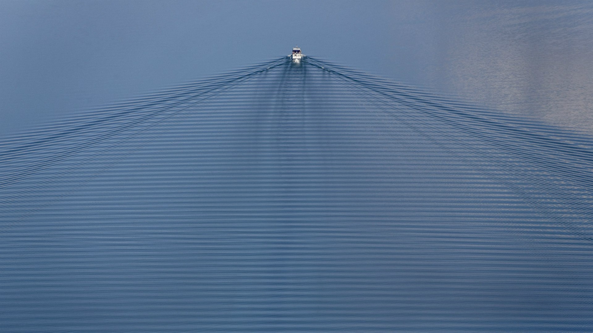 Рябь воды за катером