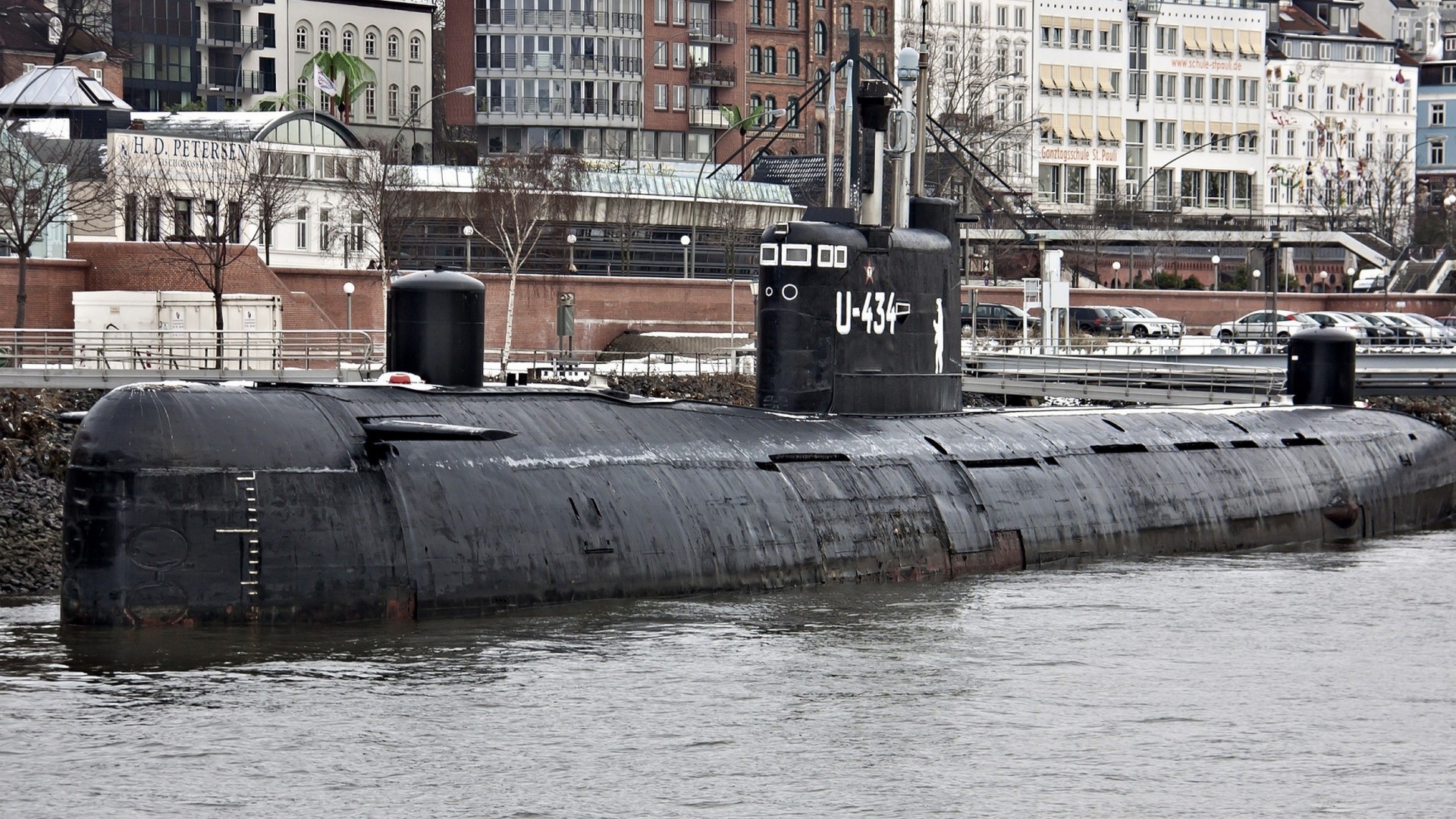 Подводная лодка у набережной в городе