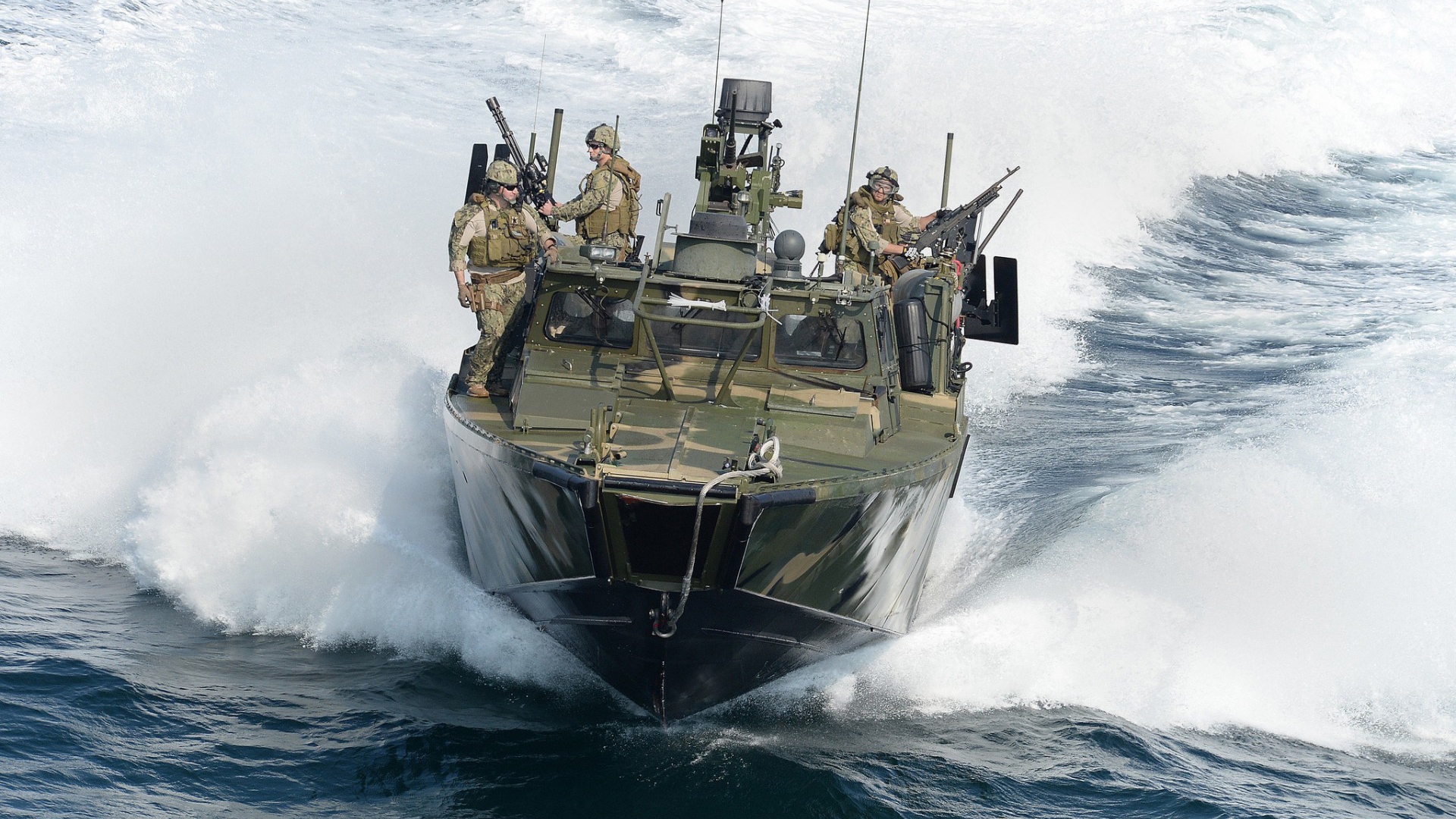 Солдаты на катере