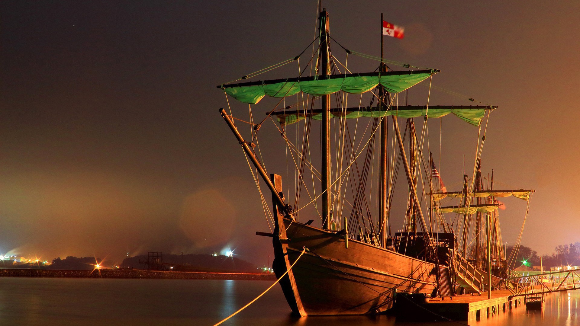 Старинный парусный корабль в порту в США