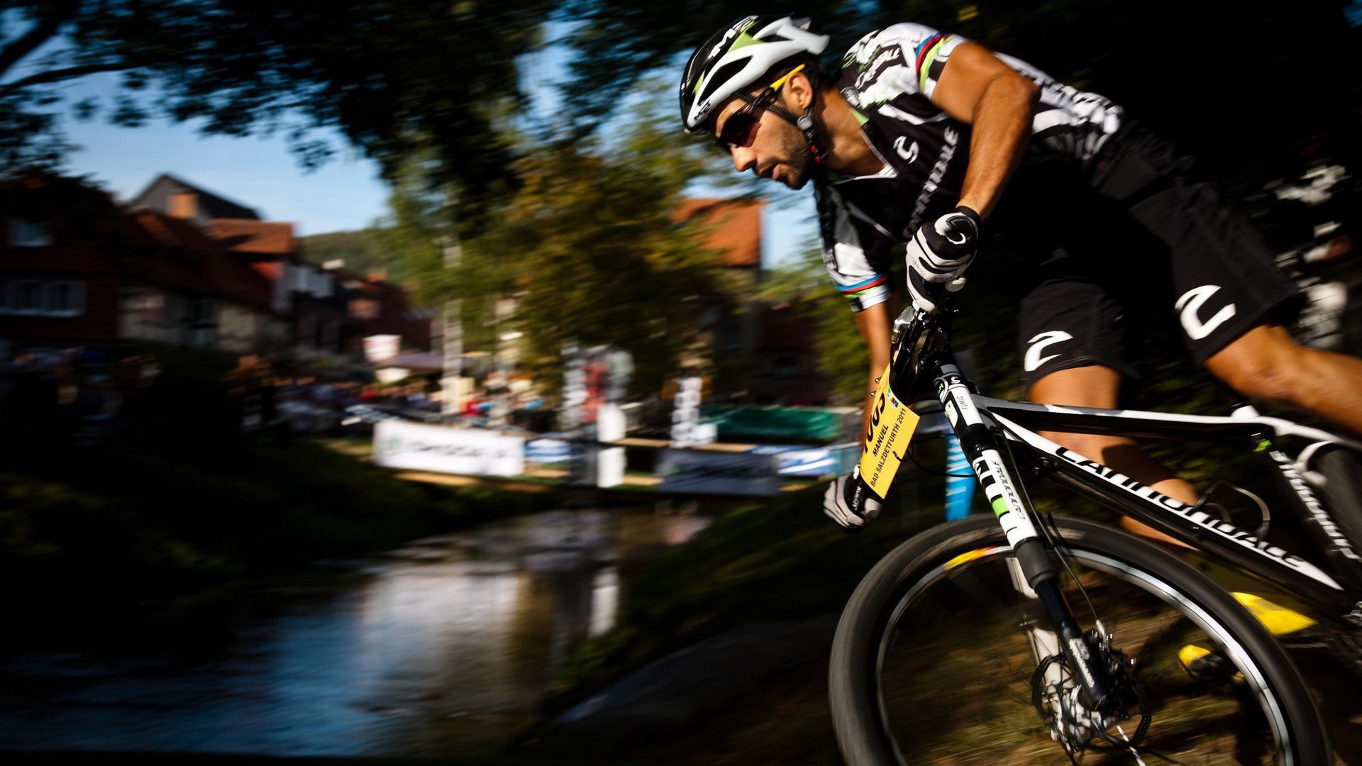Велосипедист на краю водоема
