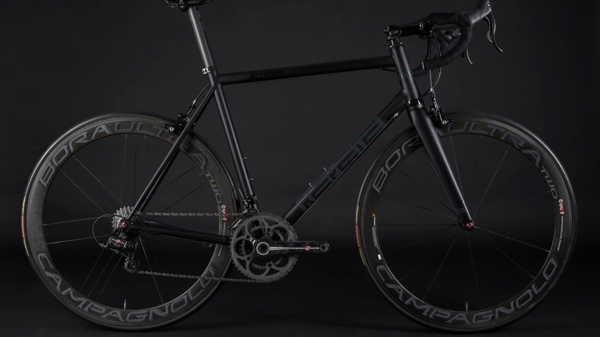 Спортивный велосипед на черном фоне