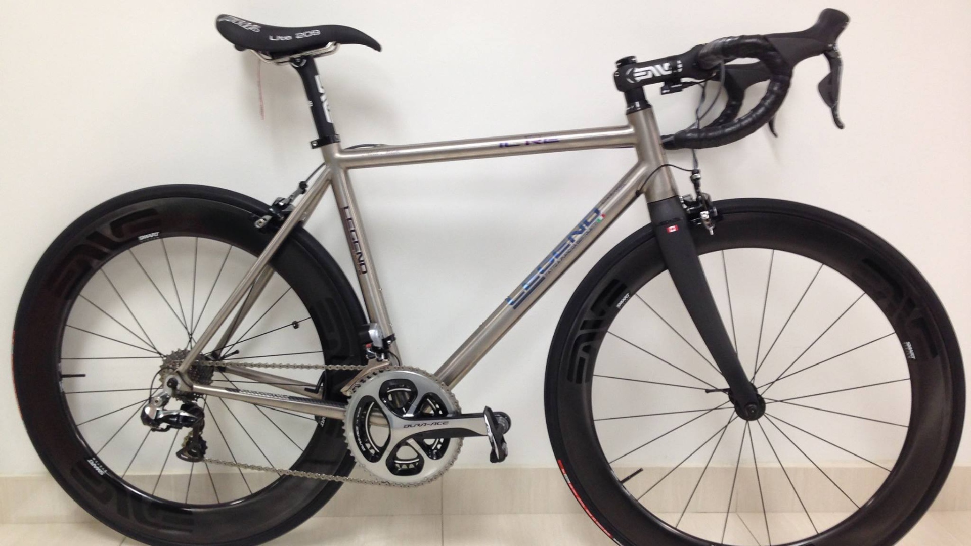 Спортивный велосипед на белом фоне