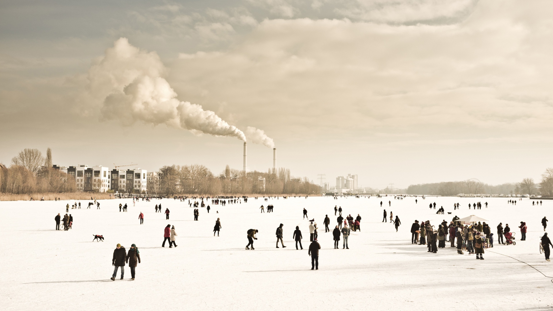 Люди гуляют на замерзшей реке