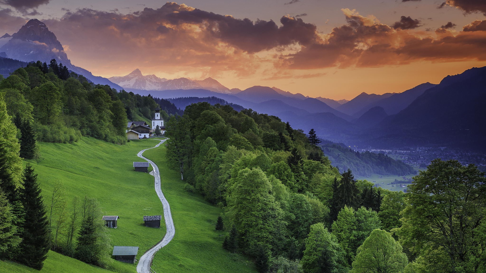 Дорога к поместью в Альпийской деревне